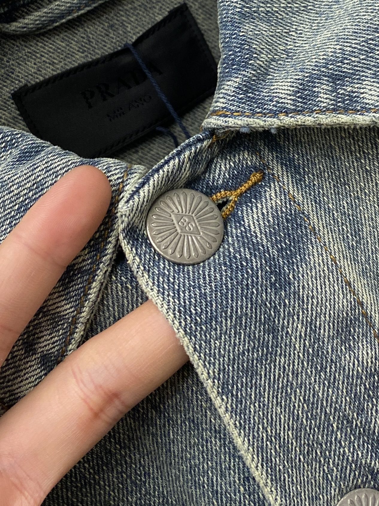 普拉达、2025新品牛仔外套，时尚帅气，简约百搭款，胸前顶级印胶装饰字母logo，定制原版面料，不仅挺括