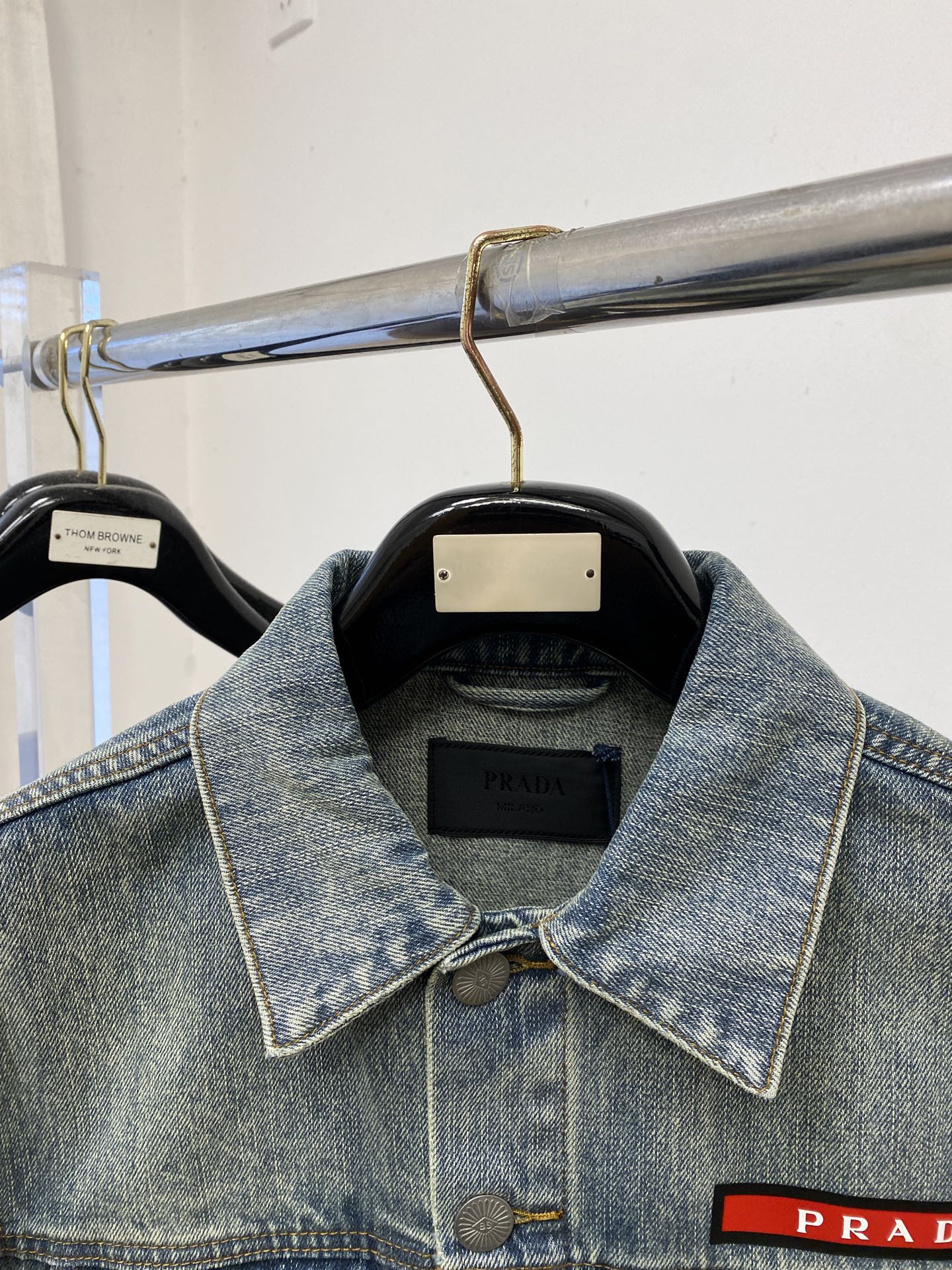 普拉达、2025新品牛仔外套，时尚帅气，简约百搭款，胸前顶级印胶装饰字母logo，定制原版面料，不仅挺括