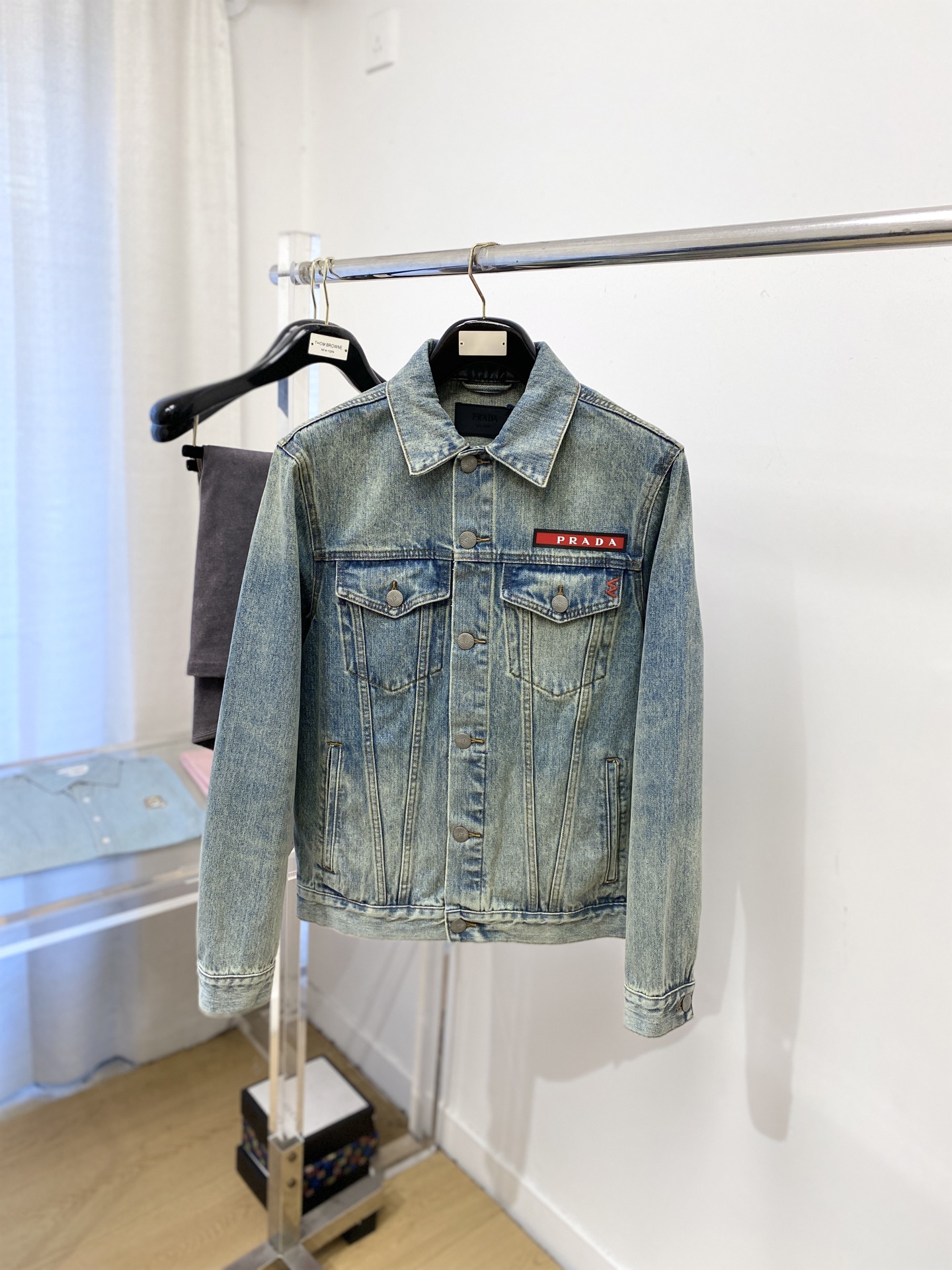 NO:681559,Prada, 2025 new denim jacket, fashionable and handsome, simple and versatile, top-notch printed letter logo on the chest, customized original fabric, not only crisp and trendy silhouette, but also comfortable to wear, more delicate yarn weaving, size S-XXL,, prada, jackets & coats,19860909普拉达、2025新品牛仔外套,时尚帅气,简约百搭款,胸前顶级印胶装饰字母logo,定制原版面料,不仅挺括,保持潮流的廓形,又穿着舒适,纱织更细腻,码数S-XXL,,prada,jackets & coats,,Men's clothing