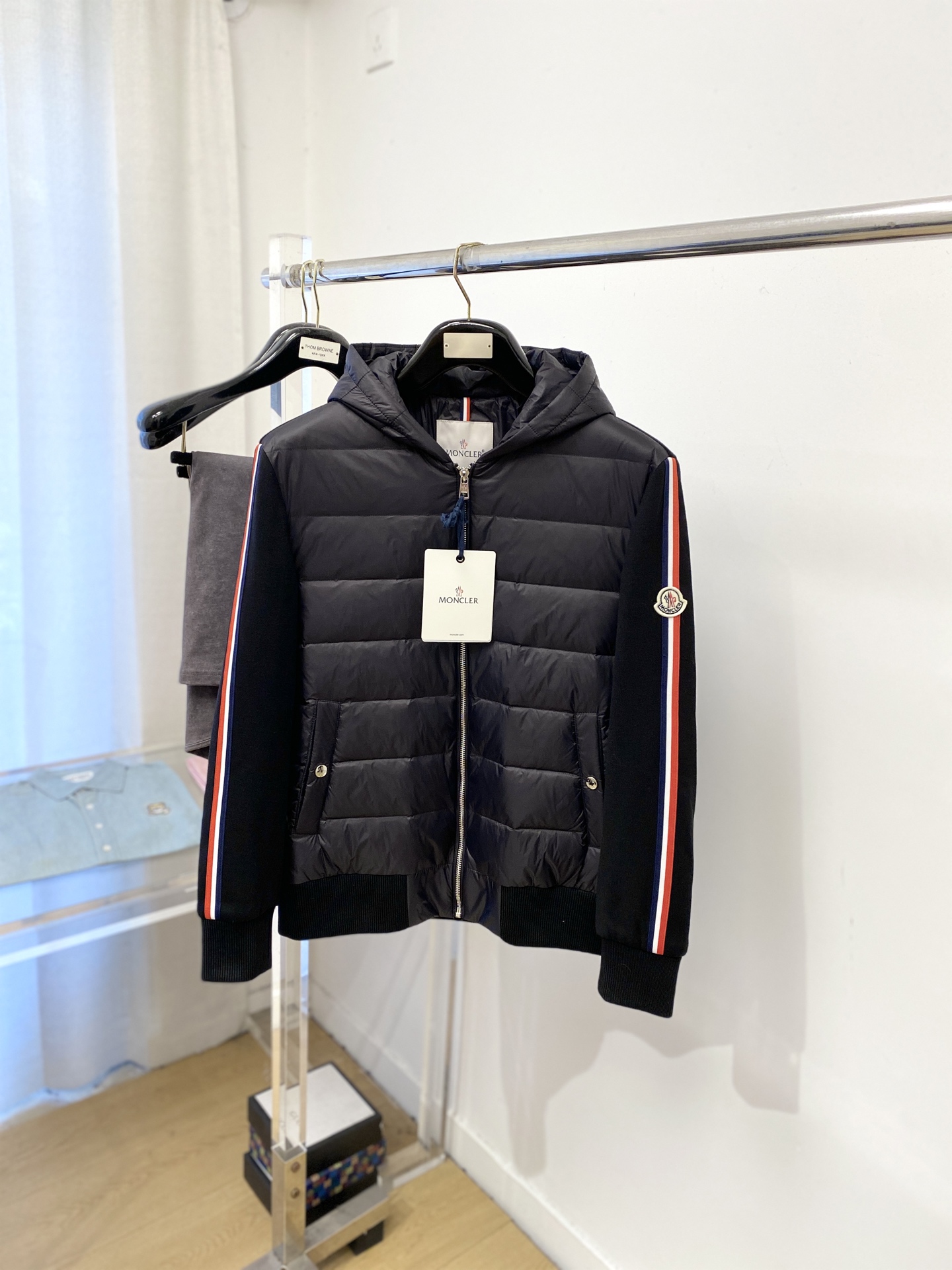 NO:648730,Meng Mouth, the latest 2025 men's lightweight knitted down jacket, the fabric is soft and comfortable.  The upper body shape is awesome.  zipper.  The accessories are all custom-supplied and imported fabrics, which are light and comfortable, warm and stylish, simple and elegant!  Lightweight and warm, the best choice to keep out the cold in autumn and winter. Size M-3XL, Moncler, down jacket, alexander wang19860909蒙口、2025最新款男士轻薄针织羽绒服、面料柔软舒适 ．上身版型超赞 ．拉链．辅料都是客供 、进口面料,轻便舒适,保暖有型、简单大方款式！轻便保暖、秋冬御寒的最佳选择 码数M-3XL,,Moncler,down jacket,alexander wang,Men's clothing