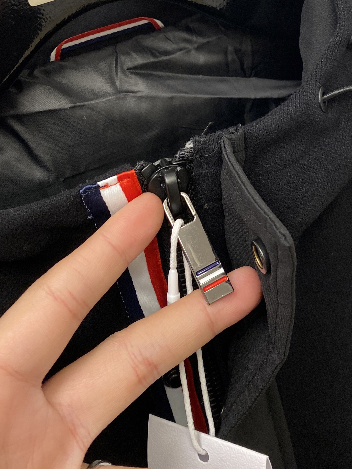 TB、2025最新款男士轻薄羽绒夹克、面料柔软舒适 ．上身版型超赞 ．拉链．辅料都是客供 、进口面料，轻