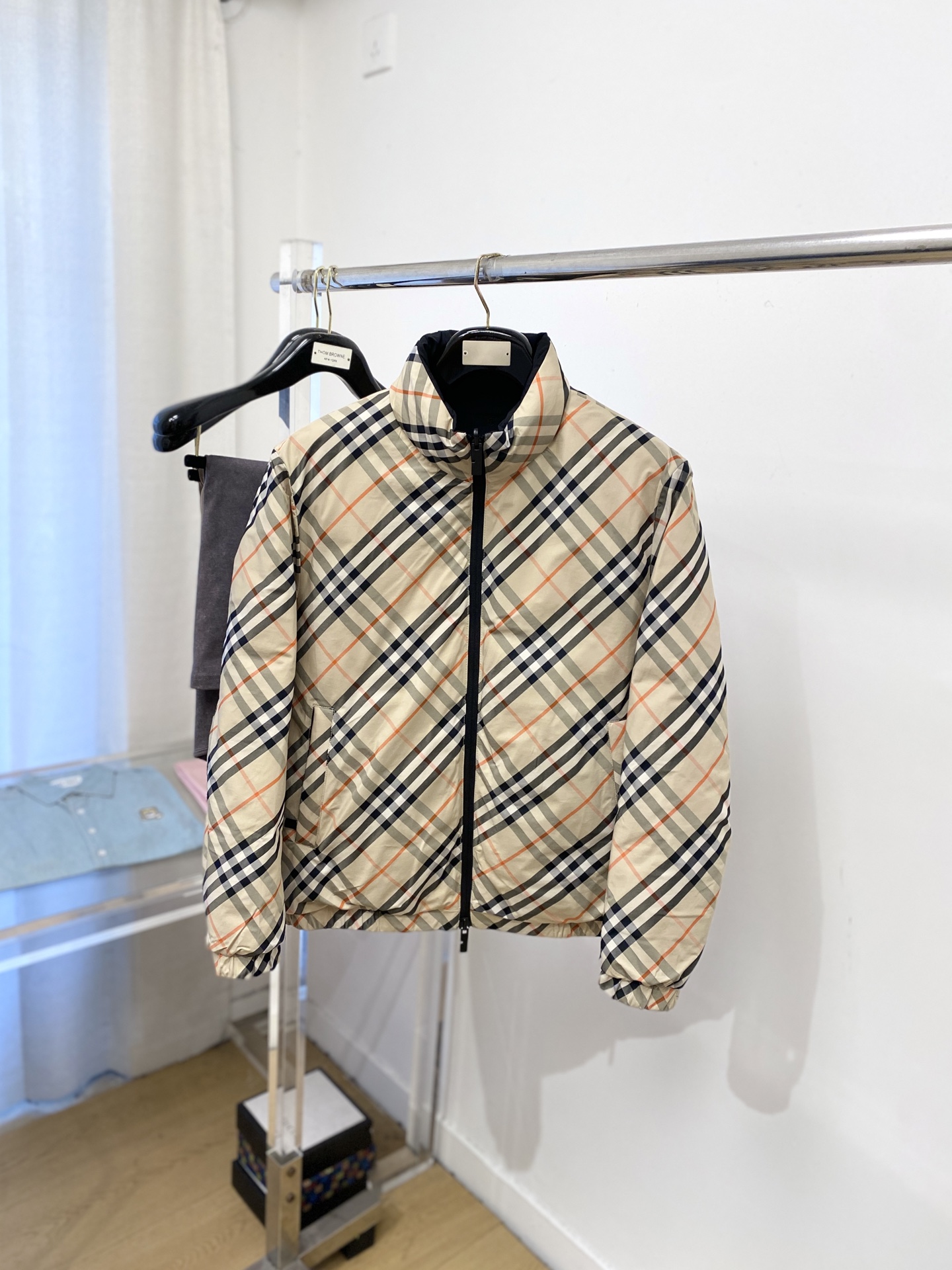 NO:648721,Burberry, the latest 2025 reversible men's lightweight down jacket, the fabric is soft and comfortable.  The upper body shape is awesome.  zipper.  The accessories are all custom-supplied and imported fabrics, which are light and comfortable, warm and stylish, simple and elegant!  Lightweight and warm, the best choice to keep out the cold in autumn and winter. Size M-3XL,,burberry,down jacket,alexander wang19860909巴宝莉、2025最新款双面穿男士轻薄羽绒服、面料柔软舒适 ．上身版型超赞 ．拉链．辅料都是客供 、进口面料,轻便舒适,保暖有型、简单大方款式！轻便保暖、秋冬御寒的最佳选择 码数M-3XL,,burberry,down jacket,alexander wang,Men's clothing