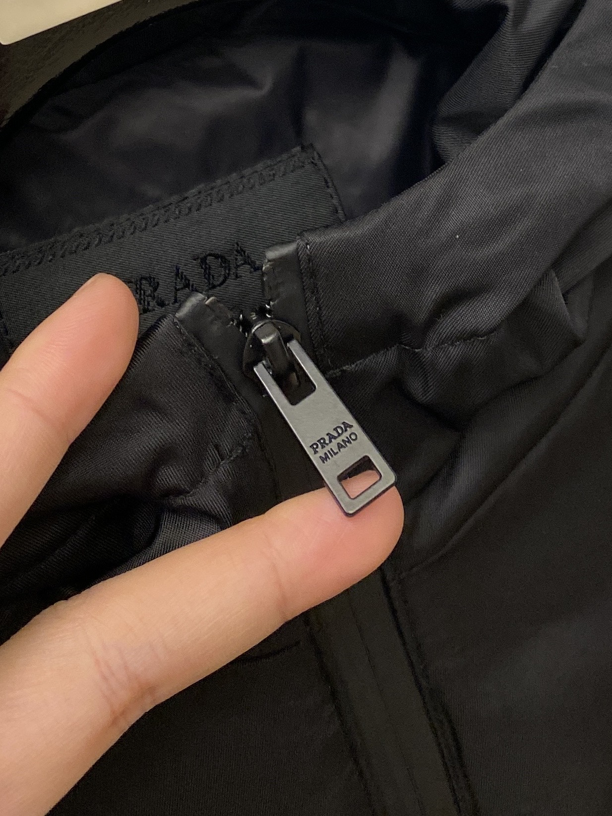 普拉达、2025最新款男士轻薄羽绒夹克、面料柔软舒适 ．上身版型超赞 ．拉链．辅料都是客供 、进口面料，