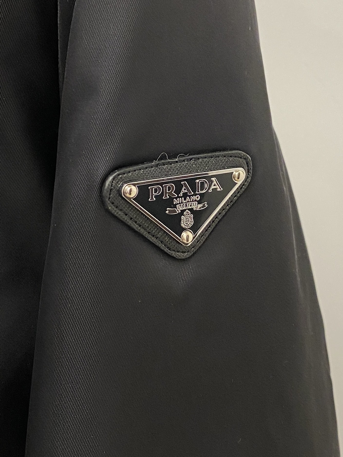 普拉达、2025最新款男士轻薄羽绒夹克、面料柔软舒适 ．上身版型超赞 ．拉链．辅料都是客供 、进口面料，