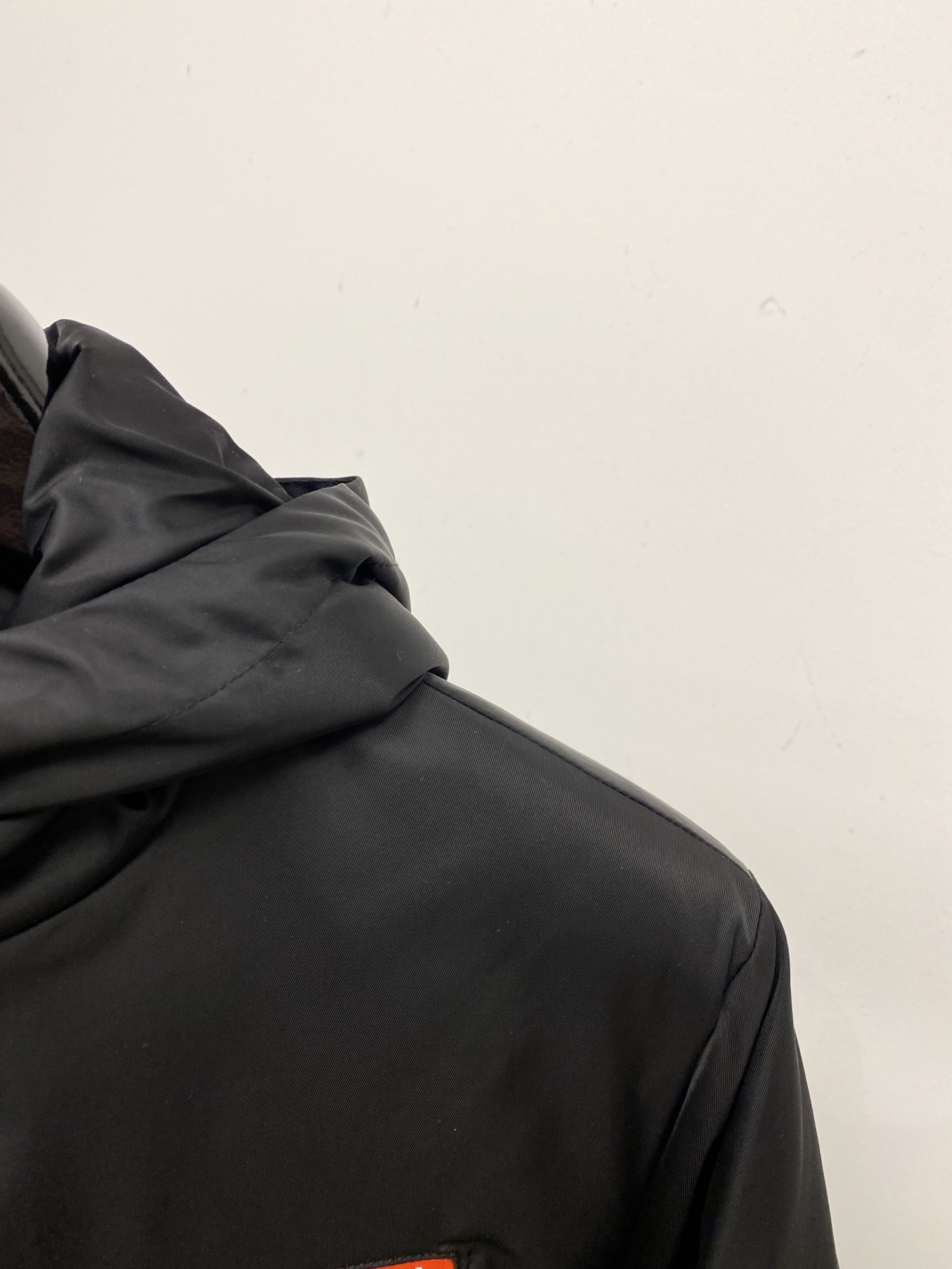 普拉达、2025最新款男士轻薄羽绒夹克、面料柔软舒适 ．上身版型超赞 ．拉链．辅料都是客供 、进口面料，