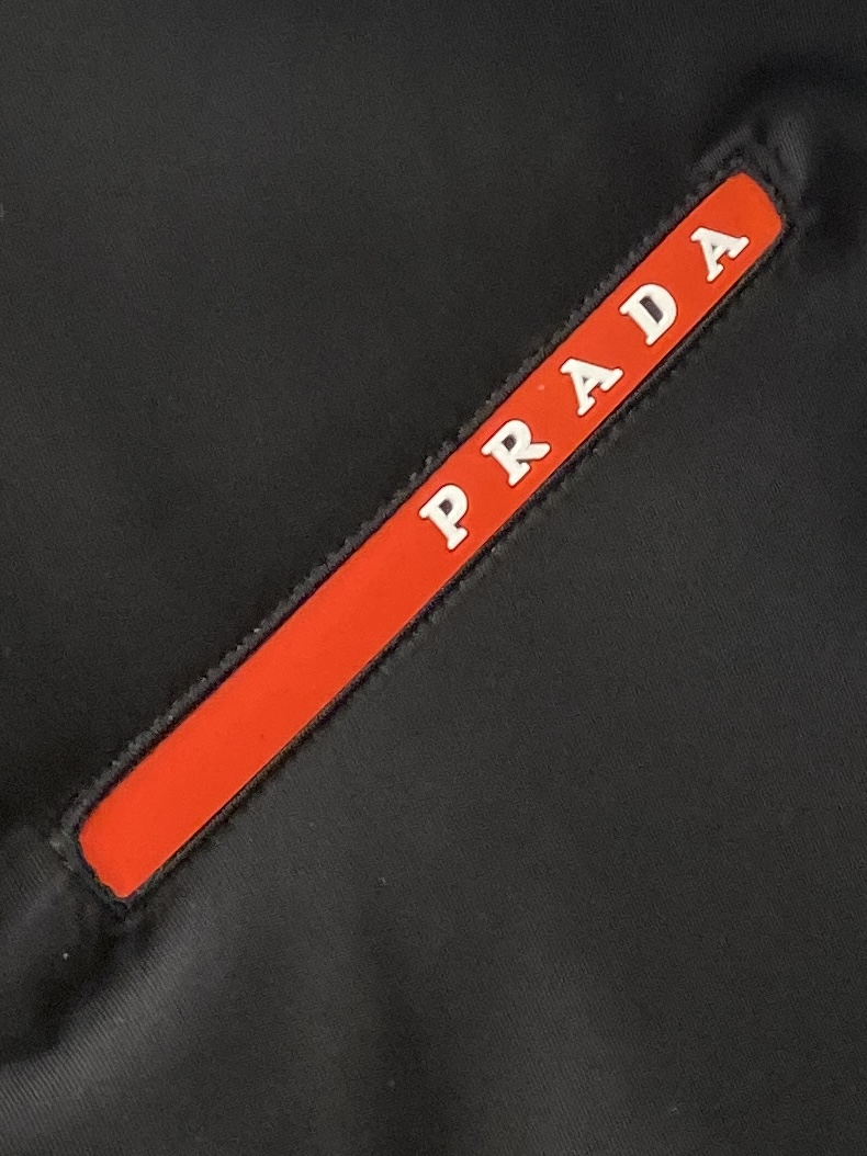 普拉达、2025最新款男士轻薄羽绒夹克、面料柔软舒适 ．上身版型超赞 ．拉链．辅料都是客供 、进口面料，