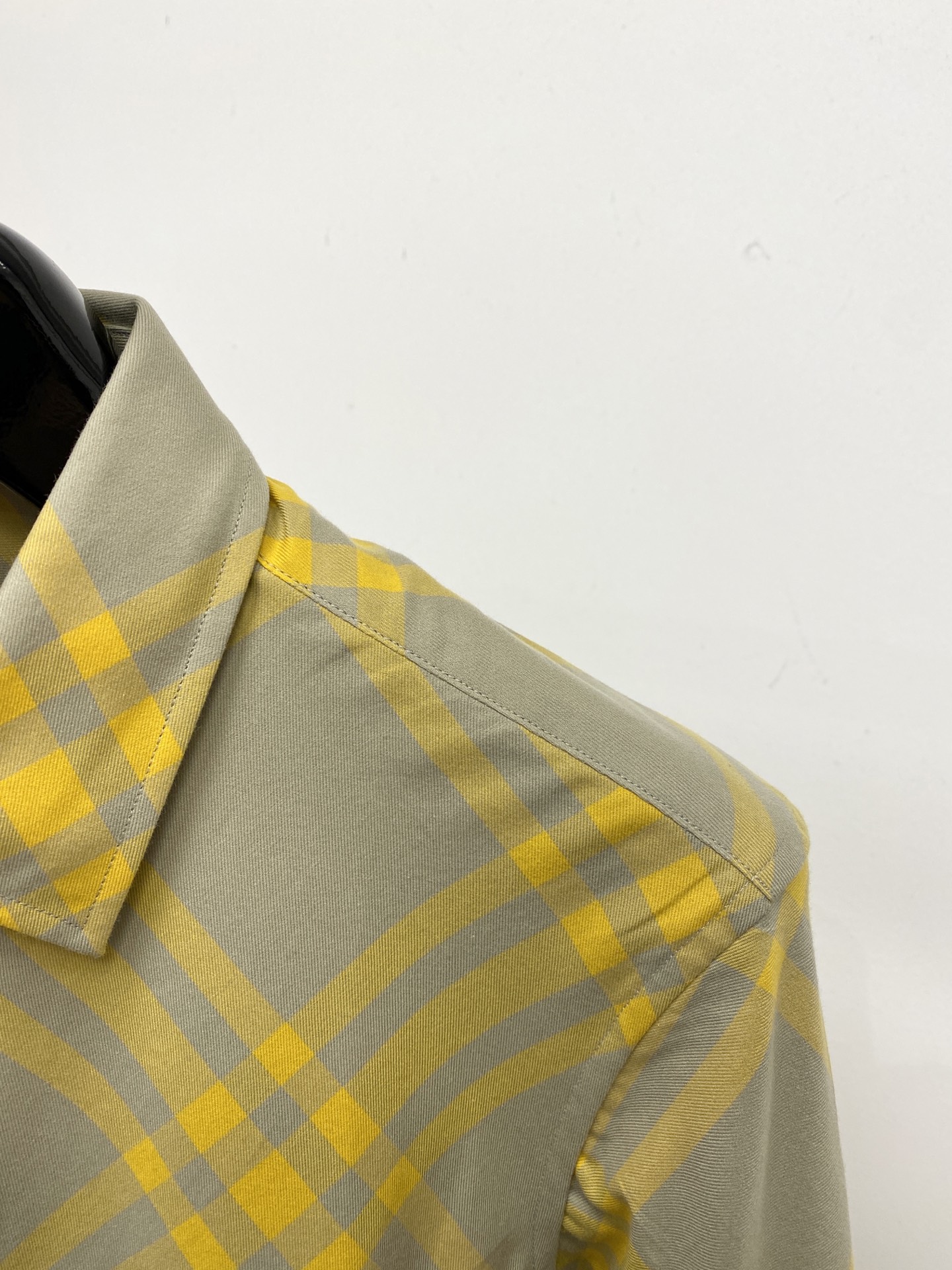 巴宝莉、2025新品衬衫，时尚帅气，简约百搭款，定制原版面料，不仅挺括，保持潮流的廓形，又穿着舒适纱织更