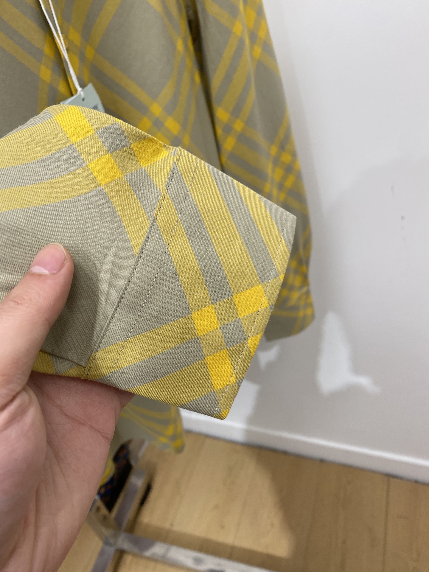 巴宝莉、2025新品衬衫，时尚帅气，简约百搭款，定制原版面料，不仅挺括，保持潮流的廓形，又穿着舒适纱织更