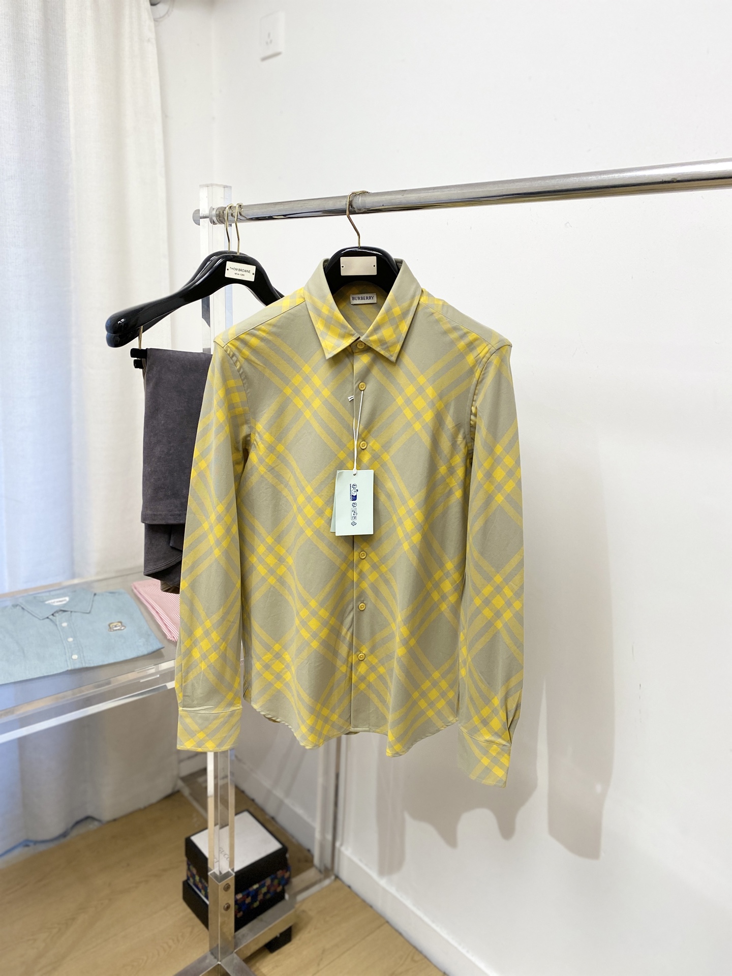 巴宝莉、2025新品衬衫，时尚帅气，简约百搭款，定制原版面料，不仅挺括，保持潮流的廓形，又穿着舒适纱织更