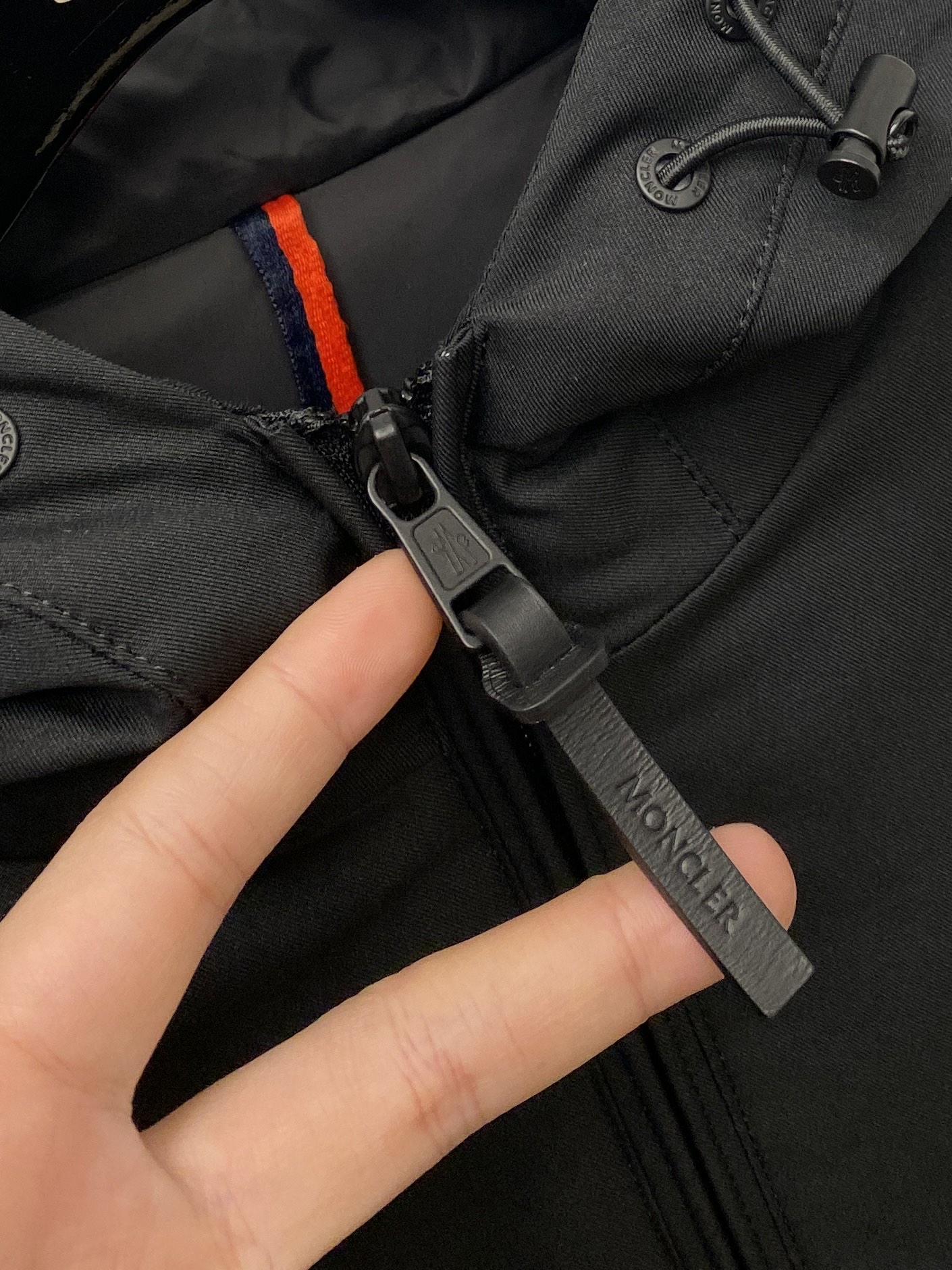 蒙口、2025最新款男士轻薄羽绒服、面料柔软舒适 ．上身版型超赞 ．拉链．辅料都是客供 、进口面料，轻便