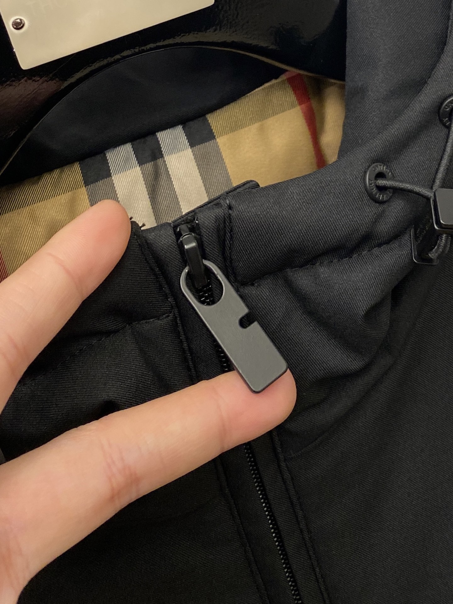 巴宝莉、2025最新款男士轻薄羽绒夹克、面料柔软舒适 ．上身版型超赞 ．拉链．辅料都是客供 、进口面料，