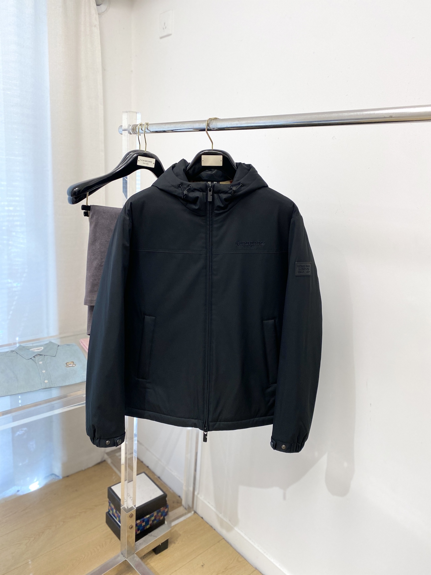 巴宝莉、2025最新款男士轻薄羽绒夹克、面料柔软舒适 ．上身版型超赞 ．拉链．辅料都是客供 、进口面料，