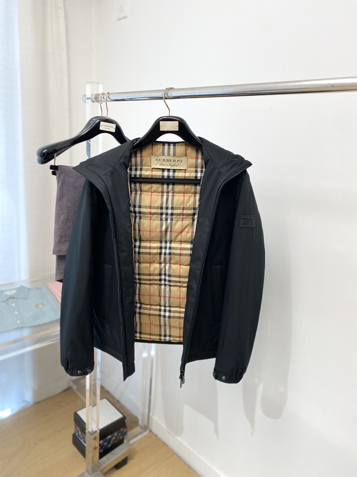 巴宝莉、2025最新款男士轻薄羽绒夹克、面料柔软舒适 ．上身版型超赞 ．拉链．辅料都是客供 、进口面料，