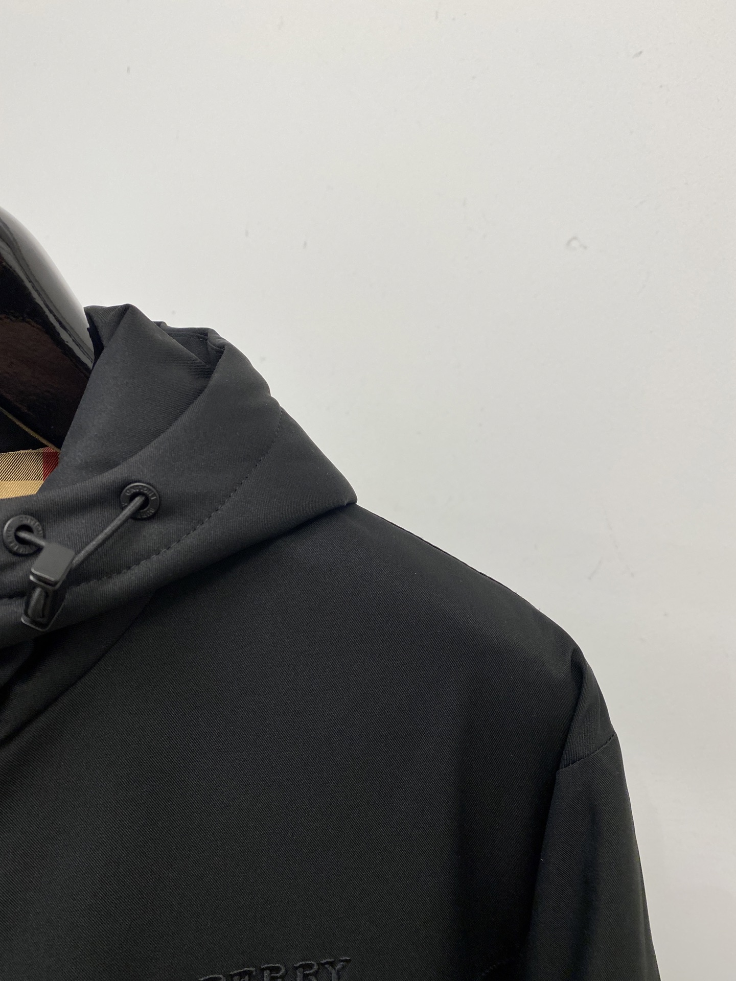 巴宝莉、2025最新款男士轻薄羽绒夹克、面料柔软舒适 ．上身版型超赞 ．拉链．辅料都是客供 、进口面料，