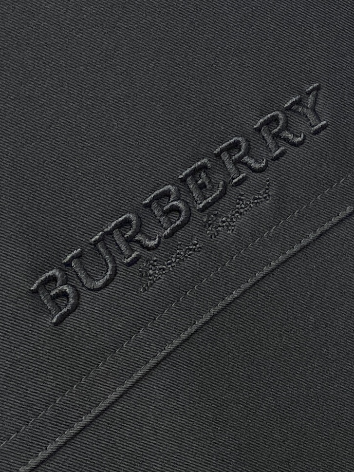 巴宝莉、2025最新款男士轻薄羽绒夹克、面料柔软舒适 ．上身版型超赞 ．拉链．辅料都是客供 、进口面料，