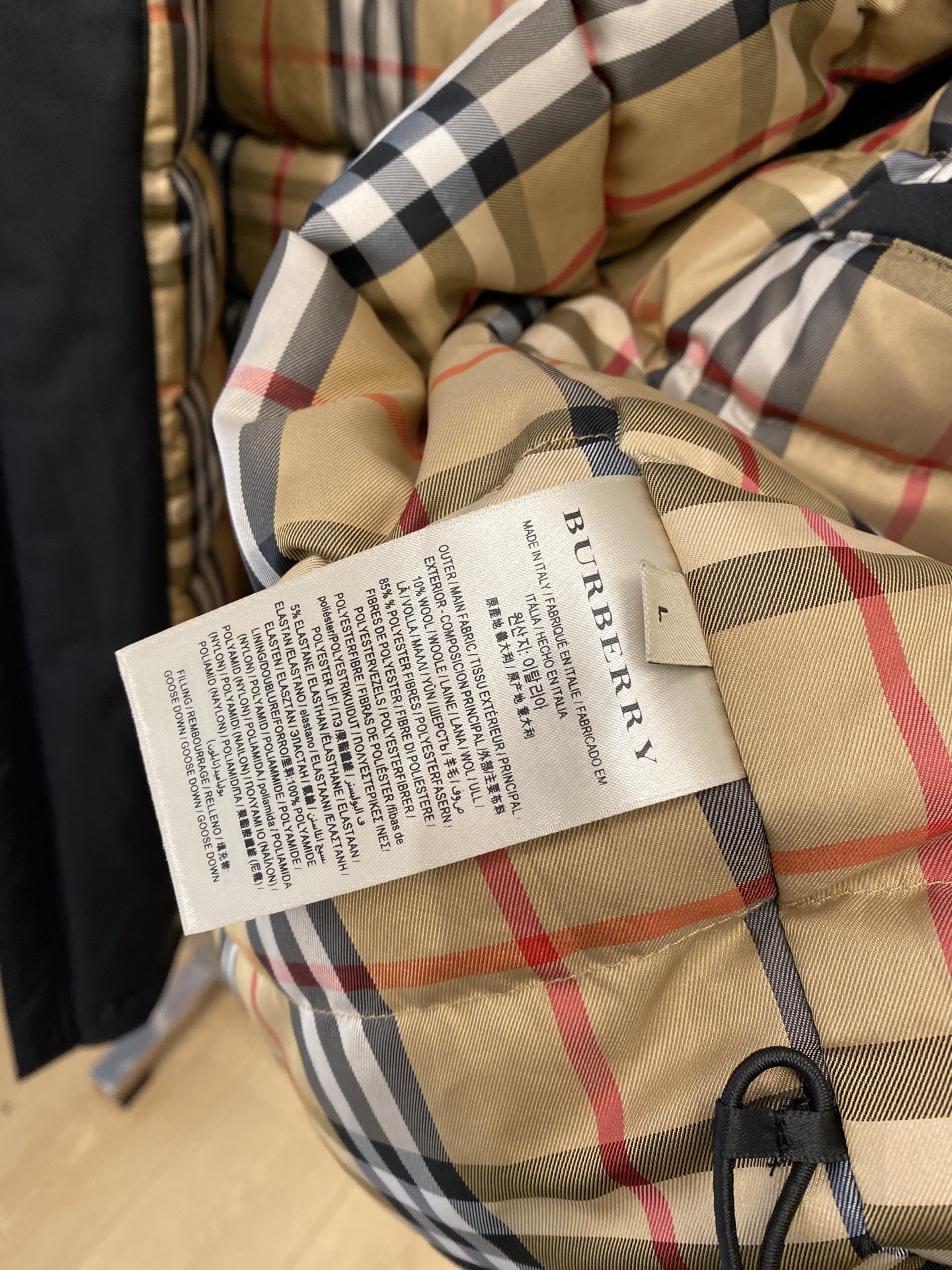 巴宝莉、2025最新款男士轻薄羽绒夹克、面料柔软舒适 ．上身版型超赞 ．拉链．辅料都是客供 、进口面料，