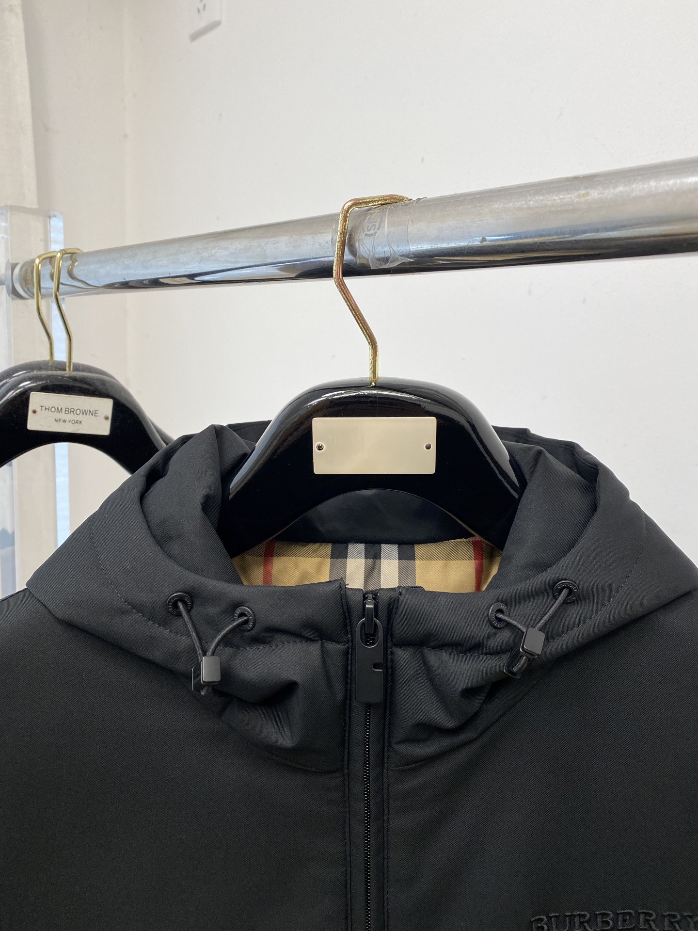 巴宝莉、2025最新款男士轻薄羽绒夹克、面料柔软舒适 ．上身版型超赞 ．拉链．辅料都是客供 、进口面料，