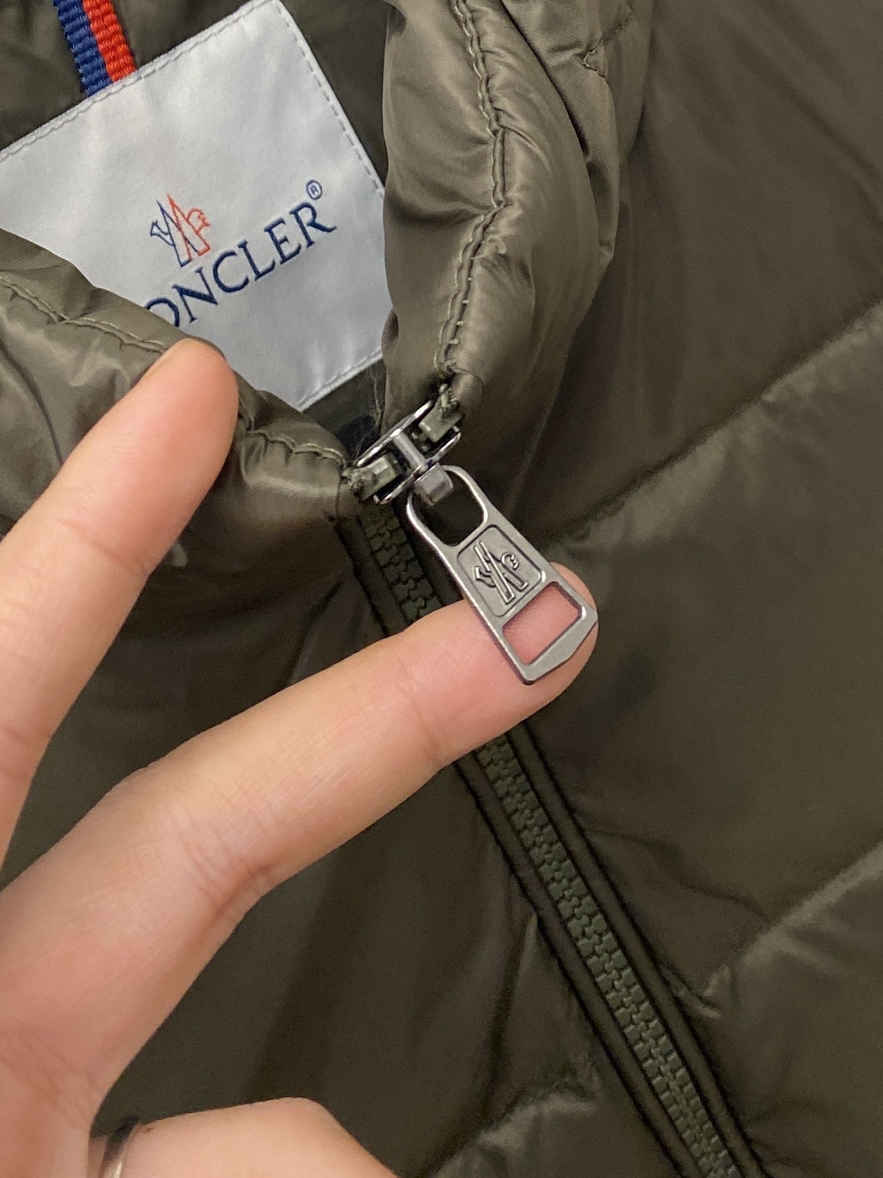 蒙口、2025最新款男士轻薄羽绒服、面料柔软舒适 ．上身版型超赞 ．拉链．辅料都是客供 、进口面料，轻便