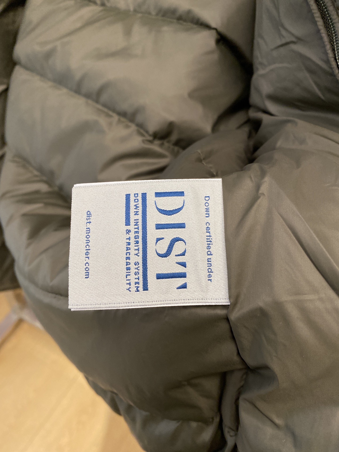 蒙口、2025最新款男士轻薄羽绒服、面料柔软舒适 ．上身版型超赞 ．拉链．辅料都是客供 、进口面料，轻便