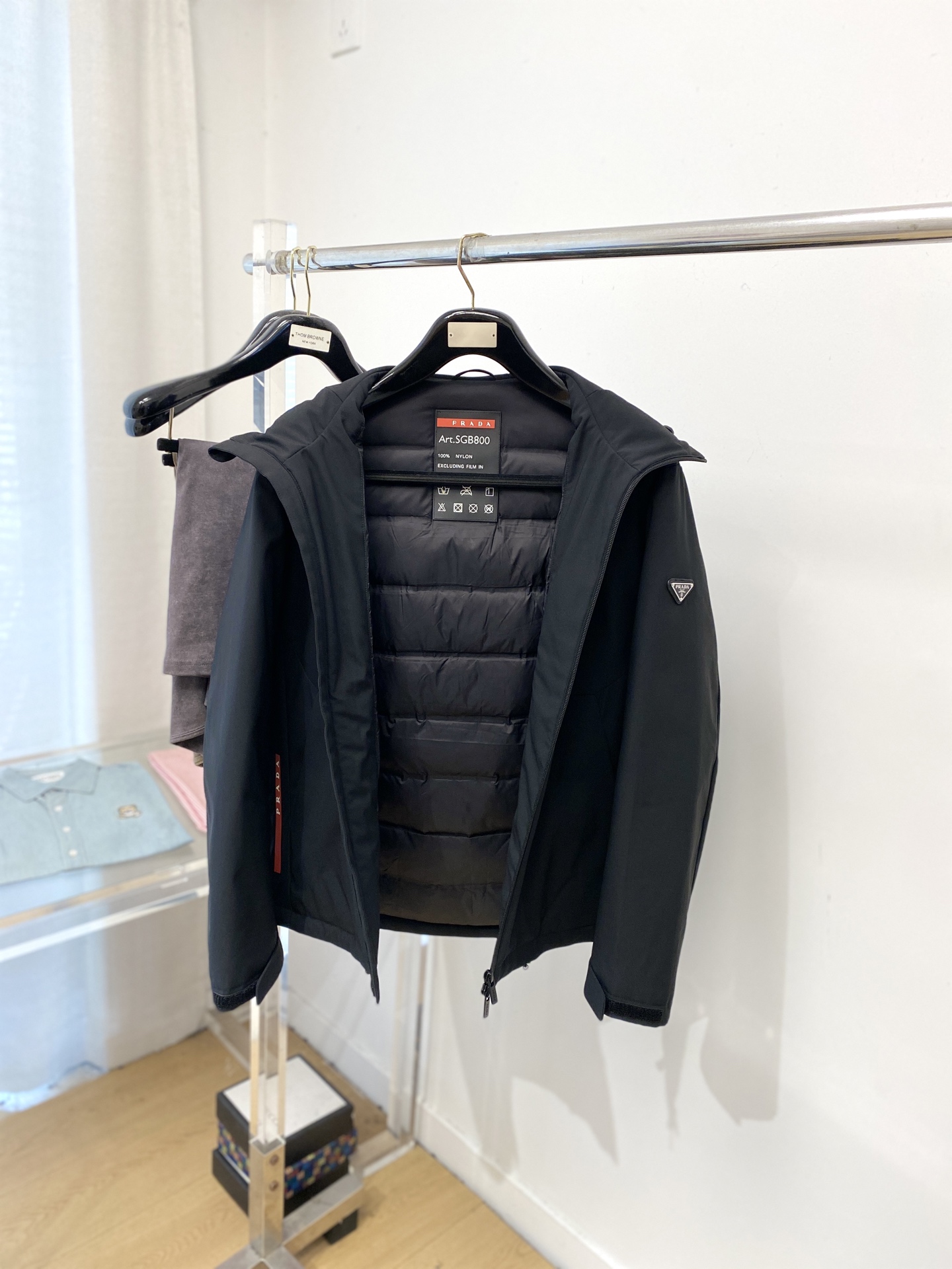 普拉达、2025最新款男士轻薄羽绒夹克、面料柔软舒适 ．上身版型超赞 ．拉链．辅料都是客供 、进口面料，
