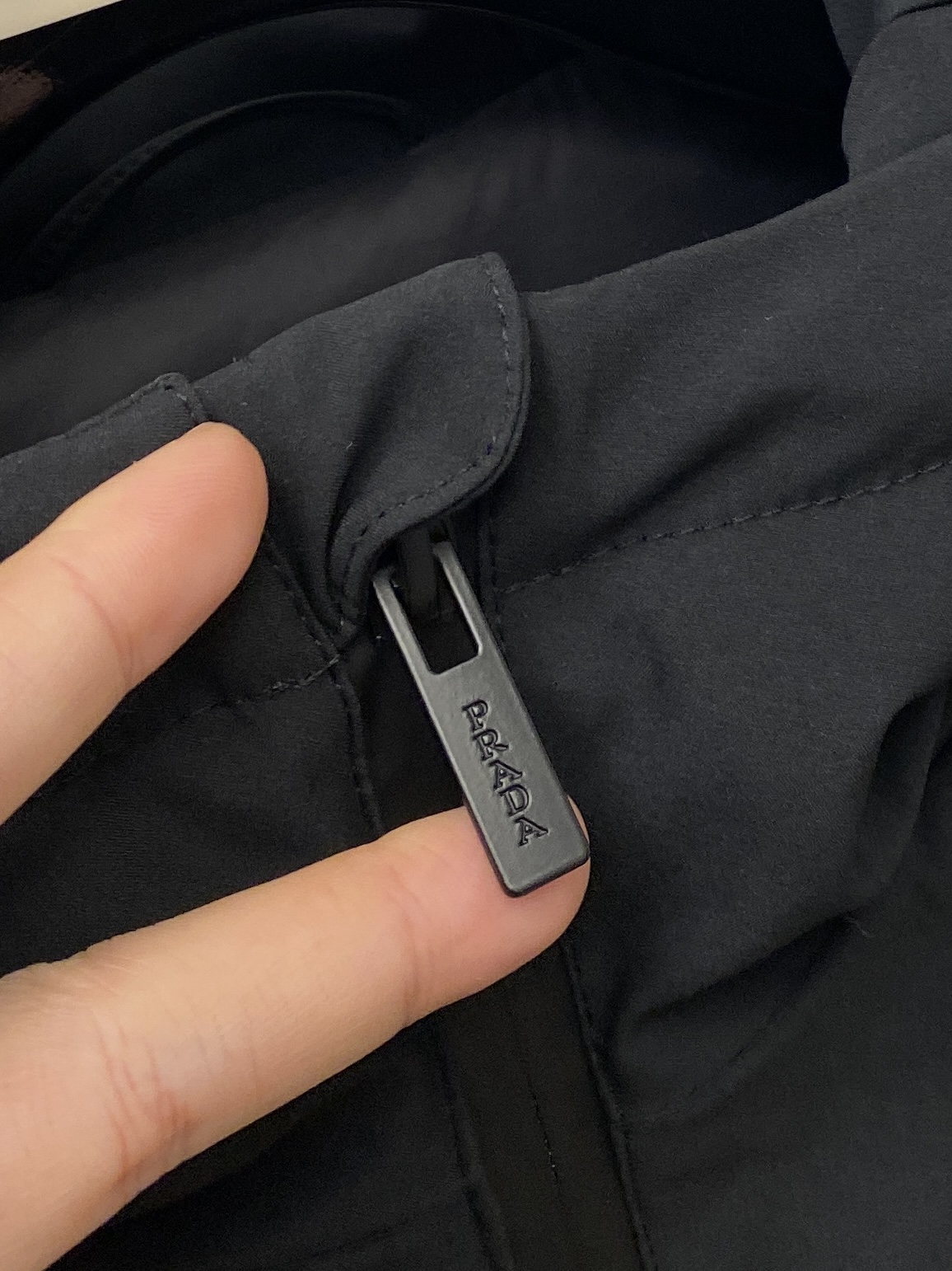 普拉达、2025最新款男士轻薄羽绒夹克、面料柔软舒适 ．上身版型超赞 ．拉链．辅料都是客供 、进口面料，