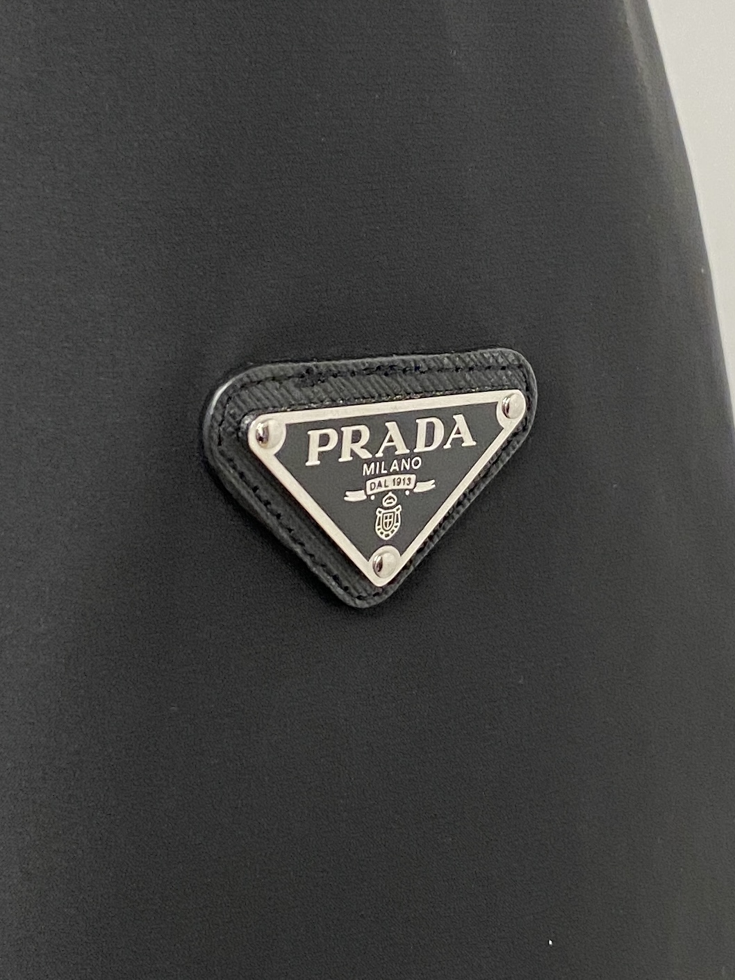 普拉达、2025最新款男士轻薄羽绒夹克、面料柔软舒适 ．上身版型超赞 ．拉链．辅料都是客供 、进口面料，