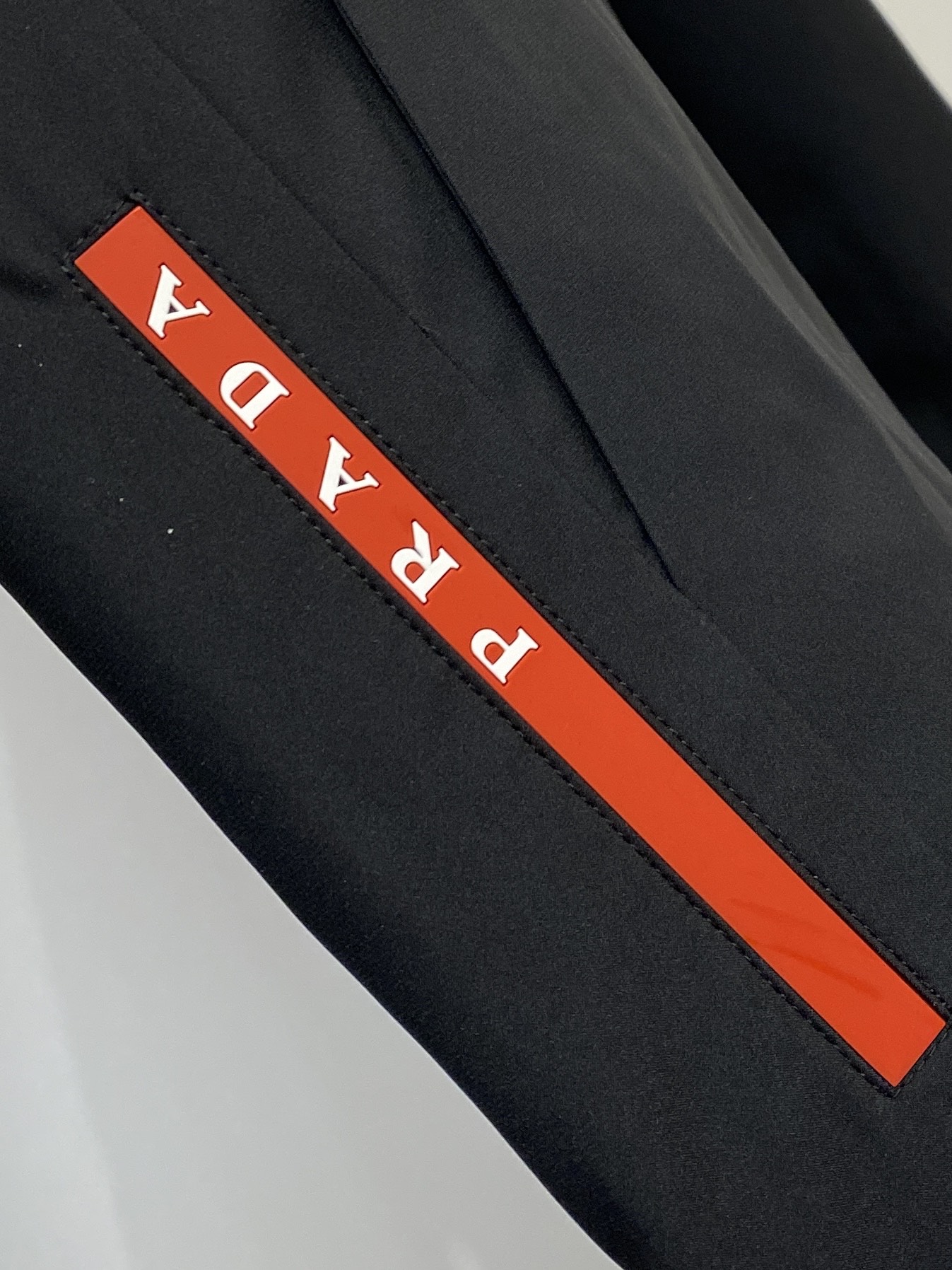 普拉达、2025最新款男士轻薄羽绒夹克、面料柔软舒适 ．上身版型超赞 ．拉链．辅料都是客供 、进口面料，