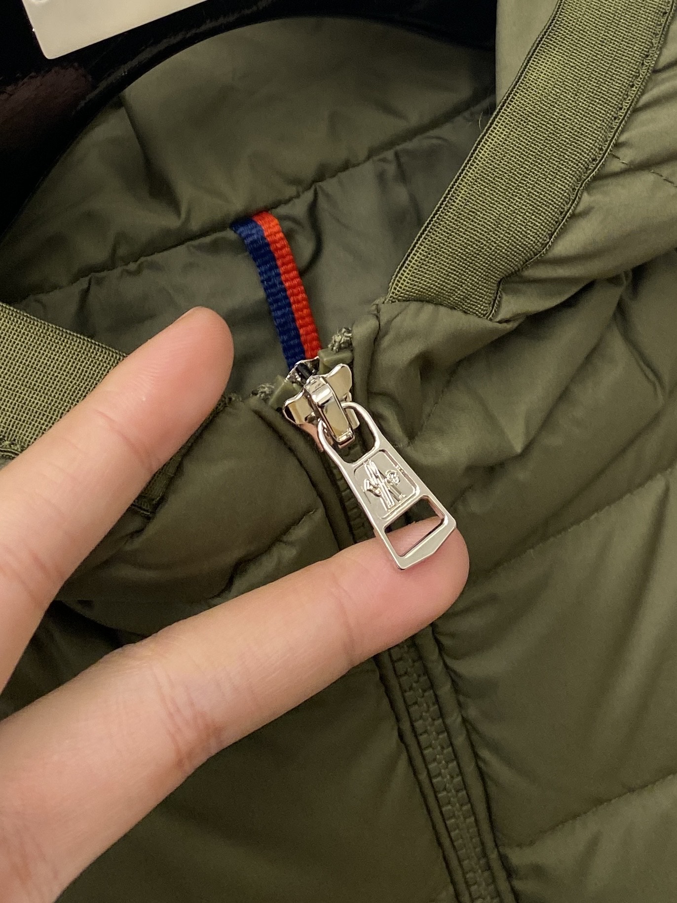 蒙口、2025最新款男士轻薄羽绒服、面料柔软舒适 ．上身版型超赞 ．拉链．辅料都是客供 、进口面料，轻便