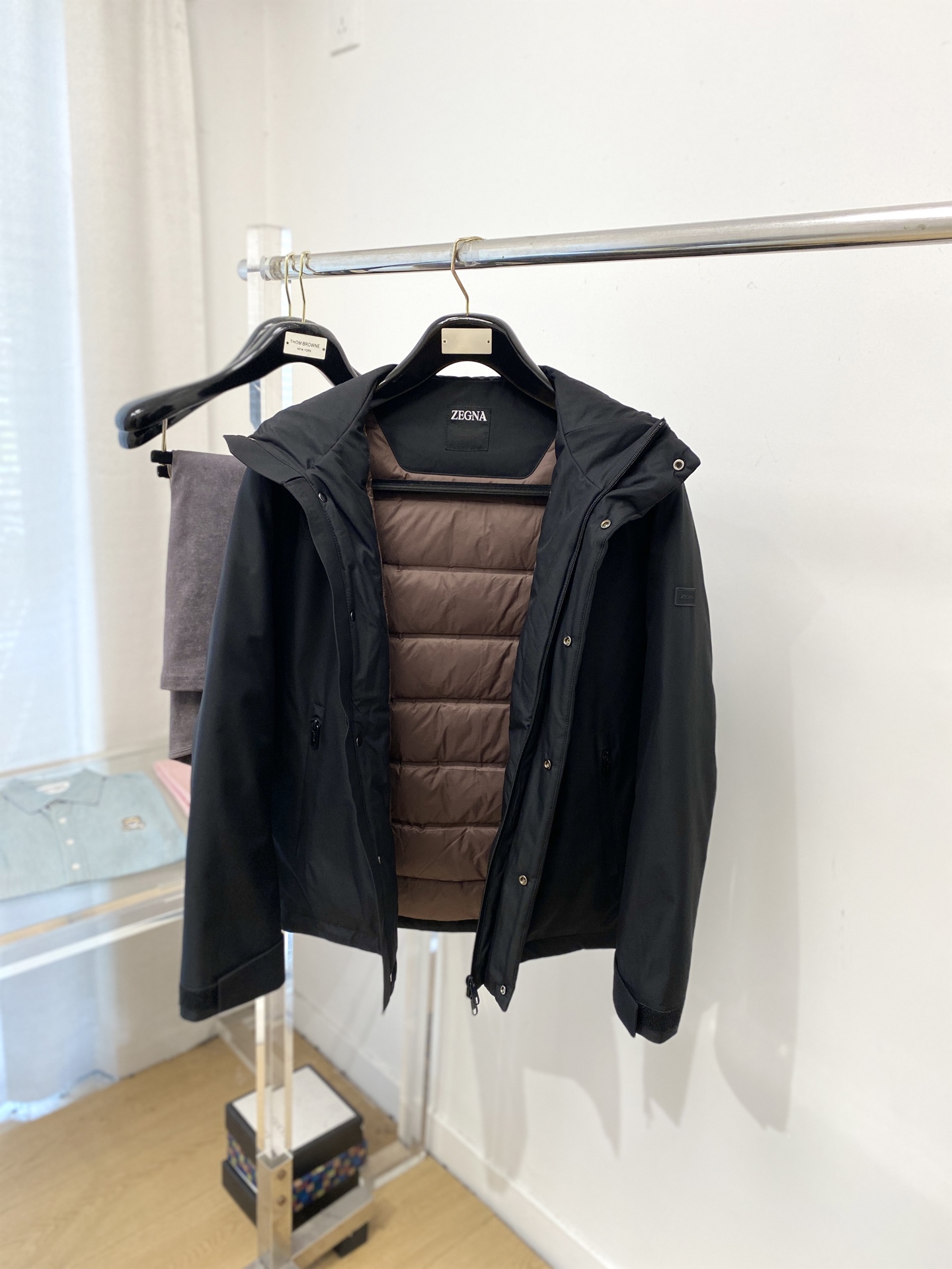 杰尼亚、2025最新款男士轻薄羽绒夹克、面料柔软舒适 ．上身版型超赞 ．拉链．辅料都是客供 、进口面料，