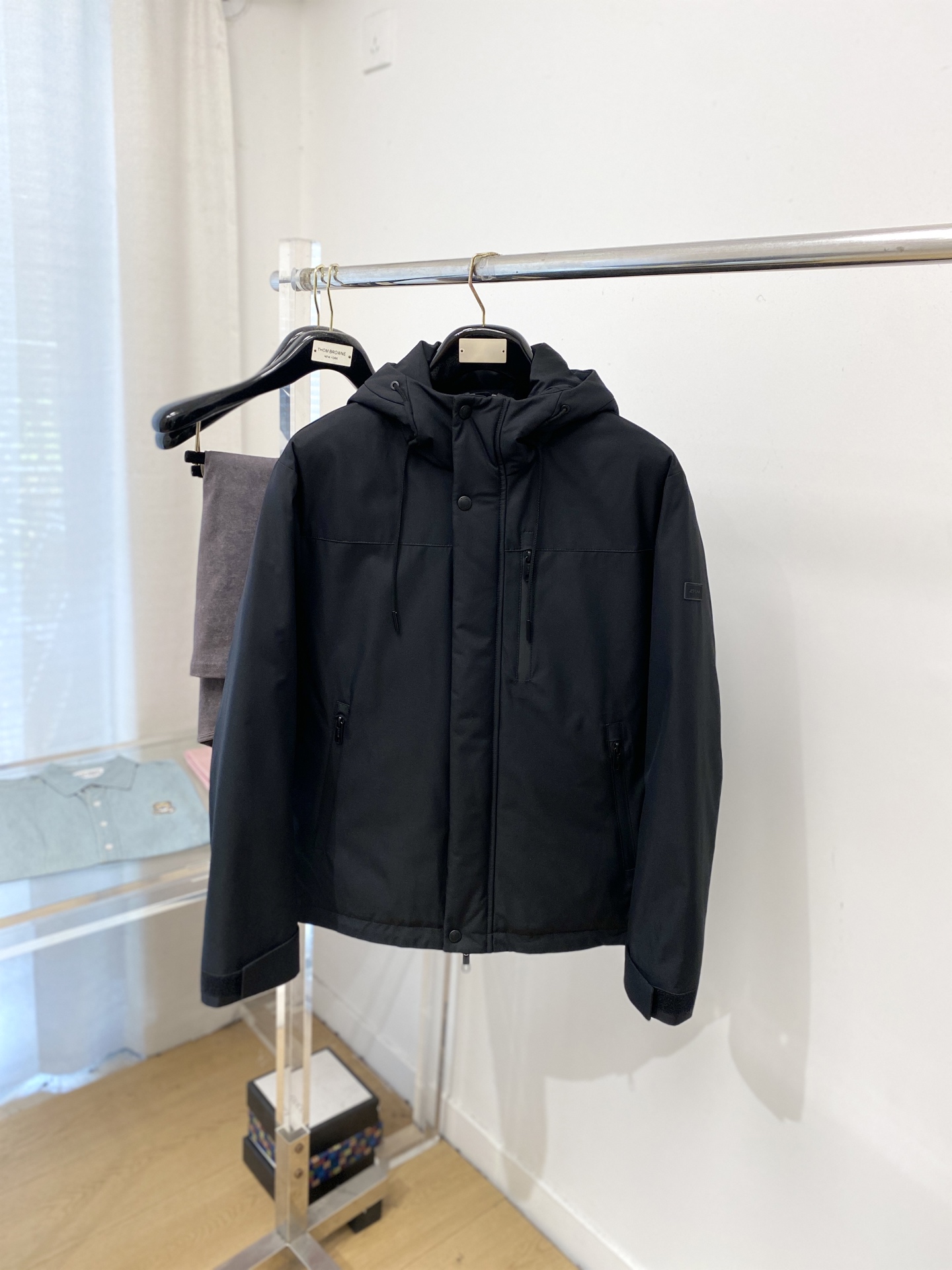 杰尼亚、2025最新款男士轻薄羽绒夹克、面料柔软舒适 ．上身版型超赞 ．拉链．辅料都是客供 、进口面料，