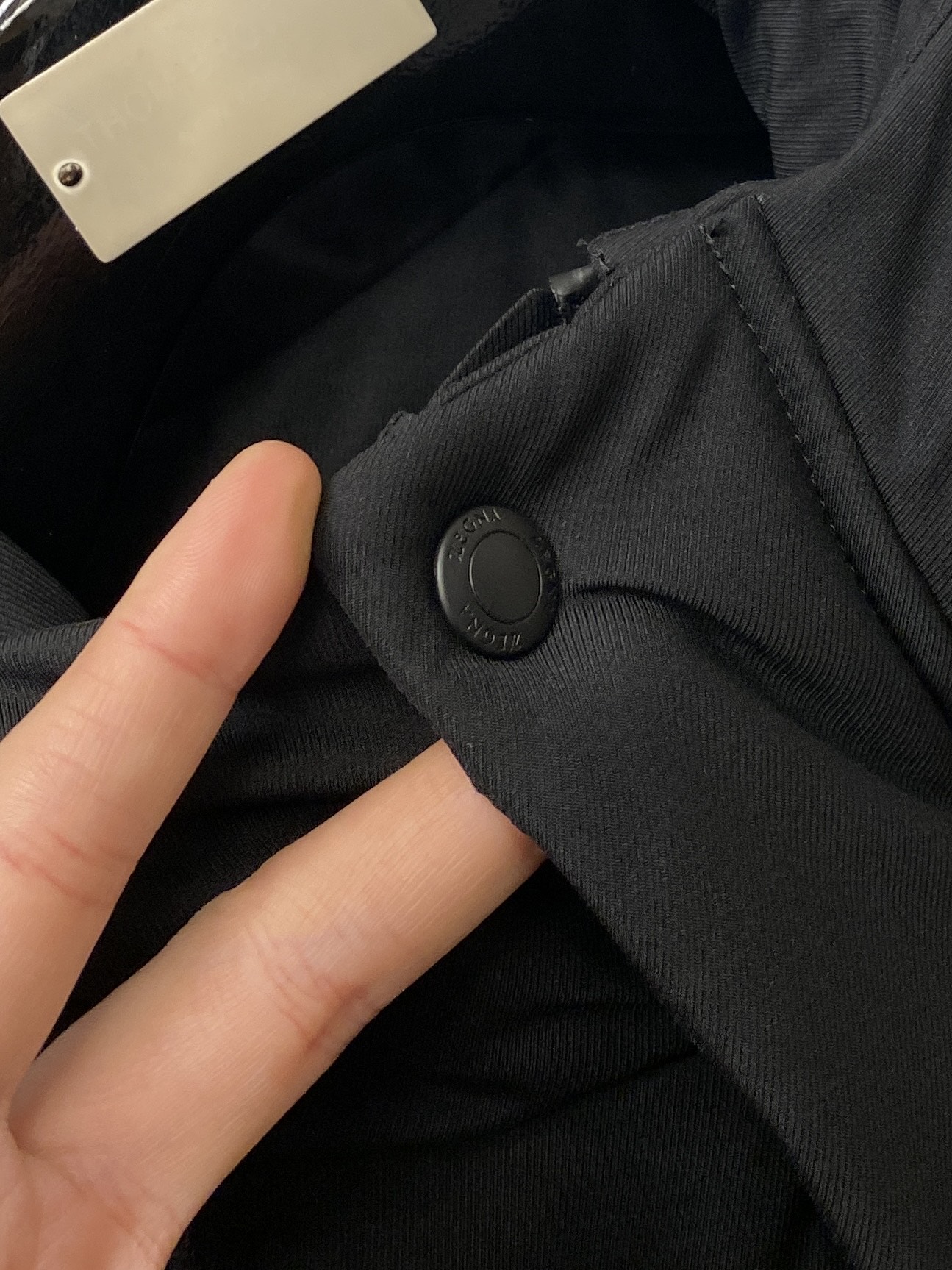 杰尼亚、2025最新款男士轻薄羽绒夹克、面料柔软舒适 ．上身版型超赞 ．拉链．辅料都是客供 、进口面料，