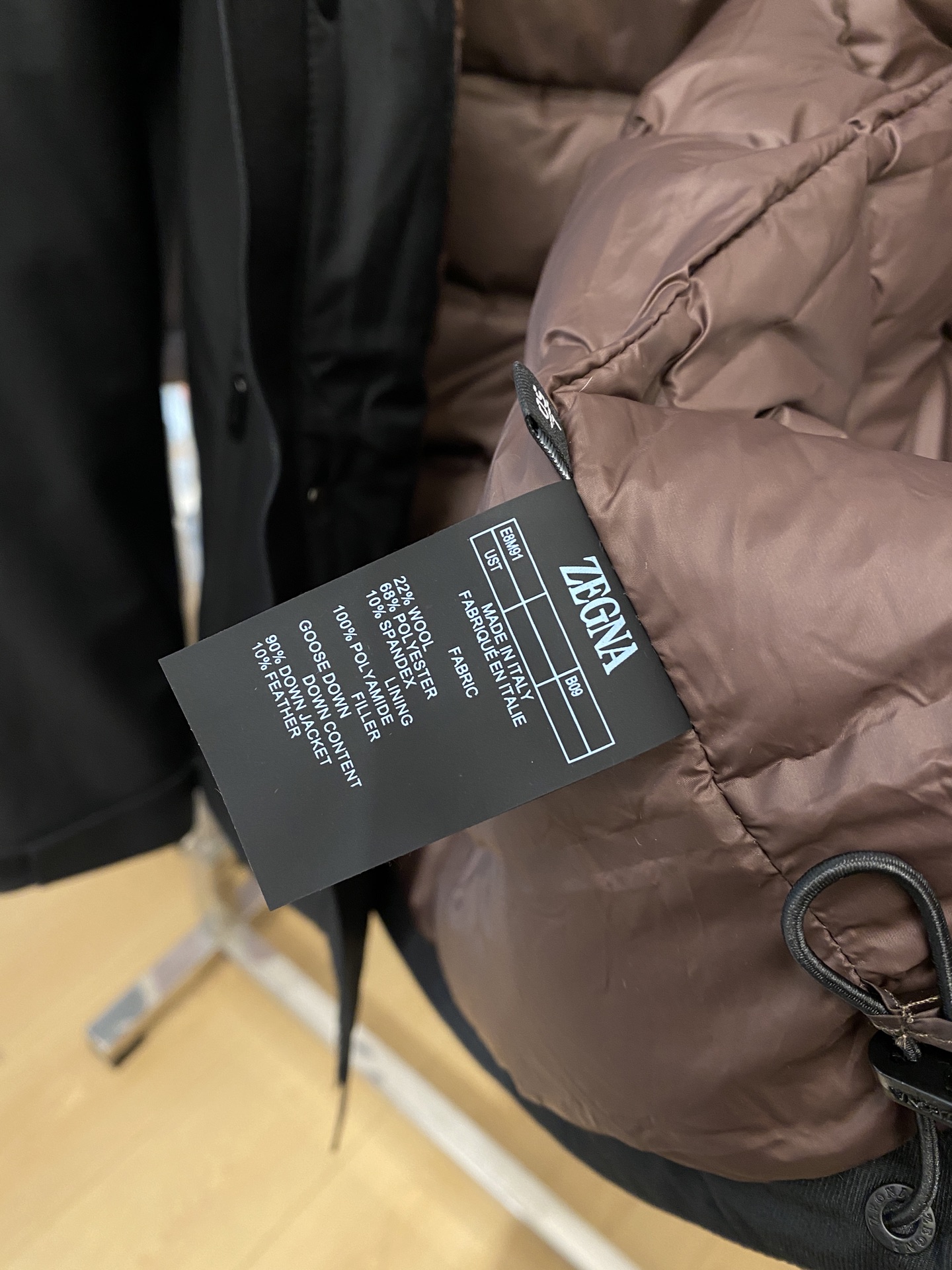 杰尼亚、2025最新款男士轻薄羽绒夹克、面料柔软舒适 ．上身版型超赞 ．拉链．辅料都是客供 、进口面料，