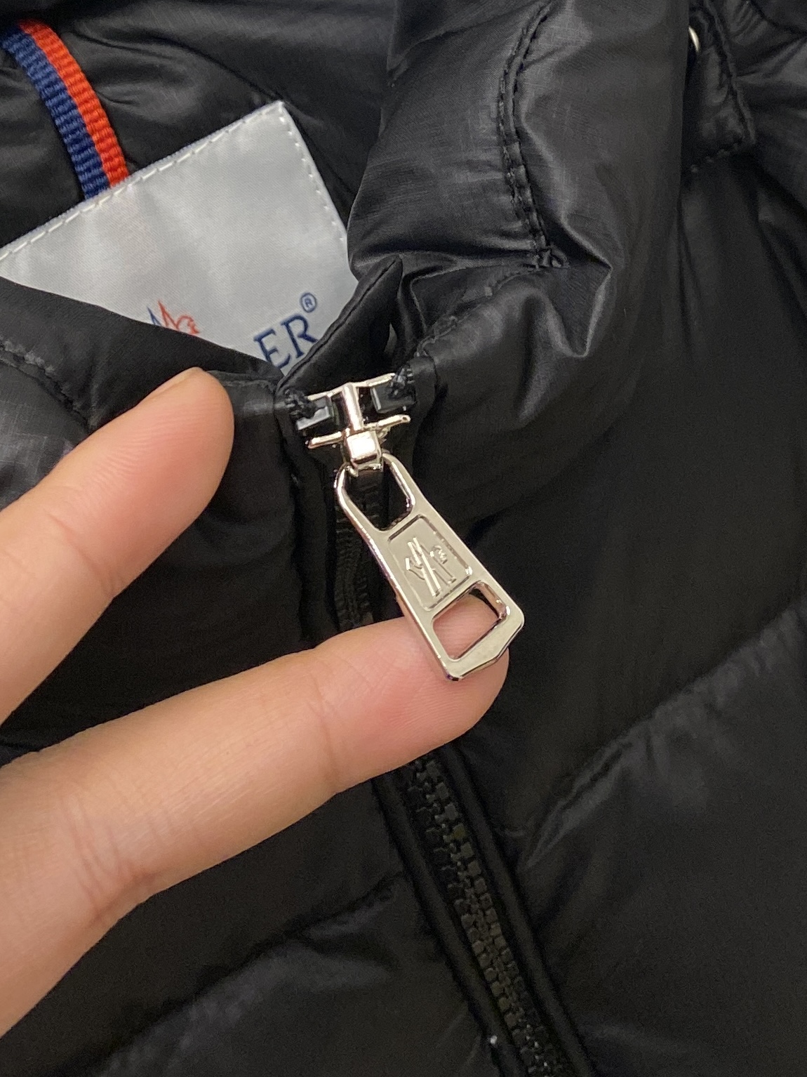 蒙口、2025最新款男士轻薄羽绒服、面料柔软舒适 ．上身版型超赞 ．拉链．辅料都是客供 、进口面料，轻便