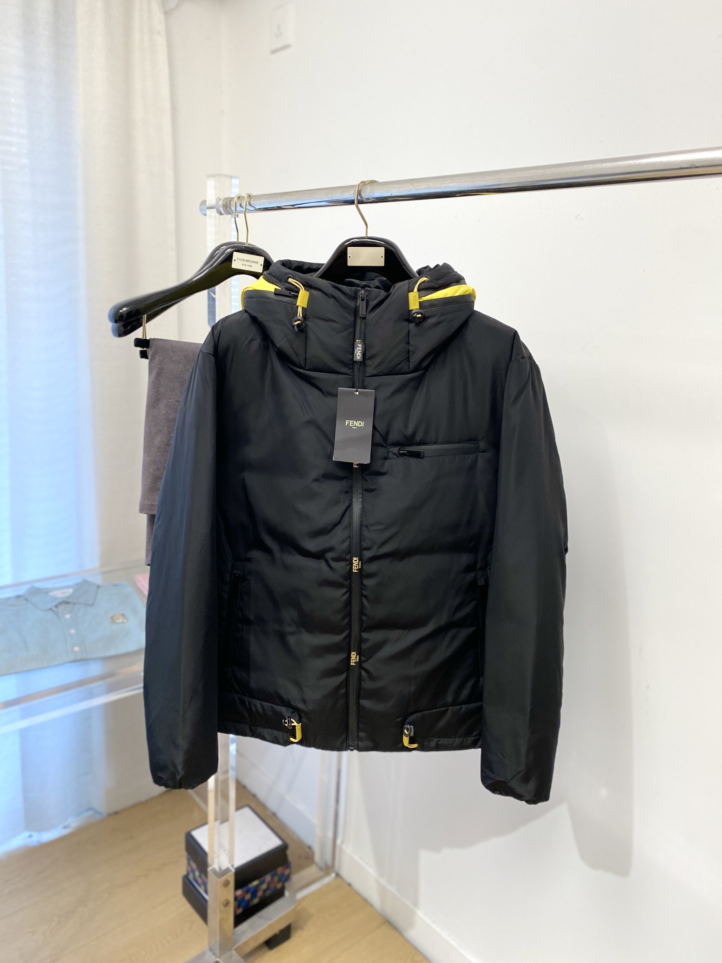 NO:622426,Fendi, the latest 2025 men's lightweight down jacket, the fabric is soft and comfortable.  The upper body shape is awesome.  zipper.  The accessories are all custom-supplied and imported fabrics, which are light and comfortable, warm and stylish, simple and elegant!  Lightweight and warm, the best choice to keep out the cold in autumn and winter. Size M-2XL, fendi, down jacket, alexander wang19860909芬迪、2025最新款男士轻薄羽绒服、面料柔软舒适 ．上身版型超赞 ．拉链．辅料都是客供 、进口面料,轻便舒适,保暖有型、简单大方款式！轻便保暖、秋冬御寒的最佳选择 码数M-2XL,,fendi,down jacket,alexander wang,Men's clothing