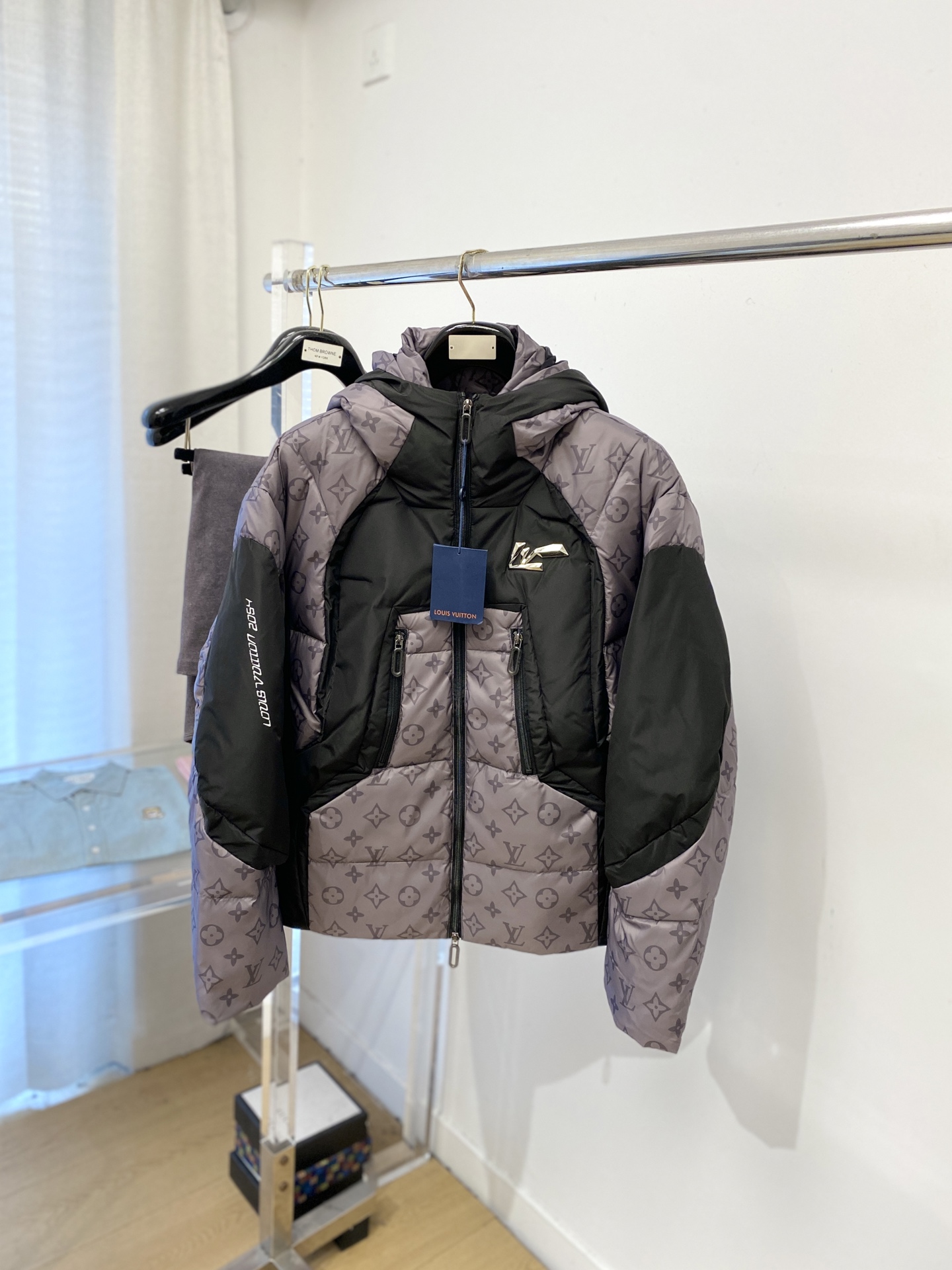 NO:622419,Louis Vuitton, the latest 2025 men's lightweight down jacket, the fabric is soft and comfortable.  The upper body shape is awesome.  zipper.  The accessories are all custom-supplied and imported fabrics, which are light and comfortable, warm and stylish, simple and elegant!  Lightweight and warm, the best choice to keep out the cold in autumn and winter. Size M-3XL, Louis Vuitton, Down Jacket, Alexander Wang19860909路易威登、2025最新款男士轻薄羽绒服、面料柔软舒适 ．上身版型超赞 ．拉链．辅料都是客供 、进口面料,轻便舒适,保暖有型、简单大方款式！轻便保暖、秋冬御寒的最佳选择 码数M-3XL,,louis vuitton,down jacket,alexander wang,Men's clothing