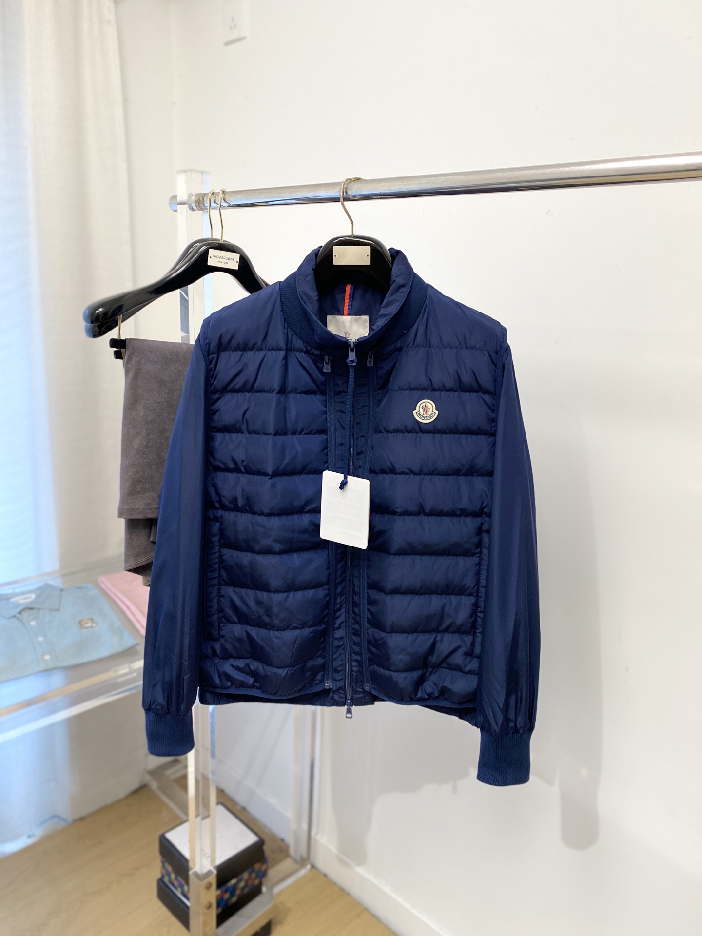 NO:622413,Covered mouth, the latest 2025 men's lightweight down jacket, the fabric is soft and comfortable.  The upper body shape is awesome.  zipper.  The accessories are all custom-supplied and imported fabrics, which are light and comfortable, warm and stylish, simple and elegant!  Lightweight and warm, the best choice to keep out the cold in autumn and winter. Size M-3XL, Moncler, jackets & coats, down jacket, alexander wang19860909蒙口、2025最新款男士轻薄羽绒夹克、面料柔软舒适 ．上身版型超赞 ．拉链．辅料都是客供 、进口面料,轻便舒适,保暖有型、简单大方款式！轻便保暖、秋冬御寒的最佳选择 码数M-3XL,,Moncler,jackets & coats,down jacket,alexander wang,Men's clothing