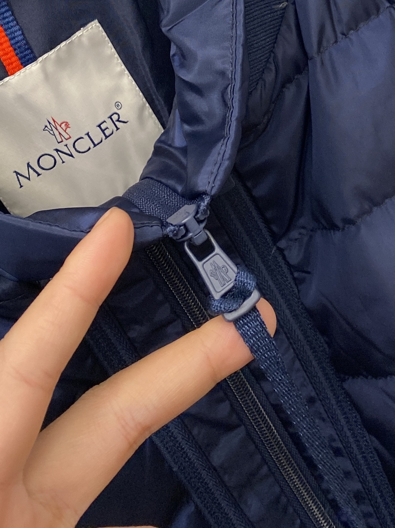 蒙口、2025最新款男士轻薄羽绒夹克、面料柔软舒适 ．上身版型超赞 ．拉链．辅料都是客供 、进口面料，轻