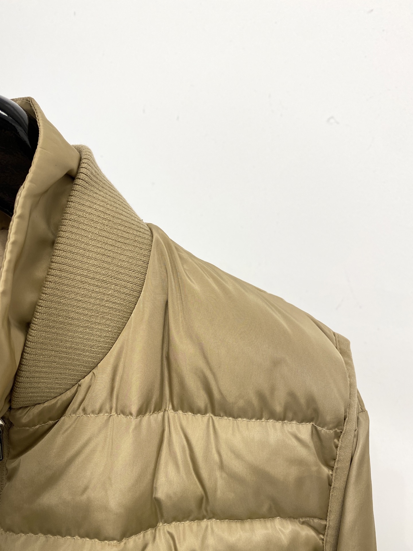 蒙口、2025最新款男士轻薄羽绒夹克、面料柔软舒适 ．上身版型超赞 ．拉链．辅料都是客供 、进口面料，轻