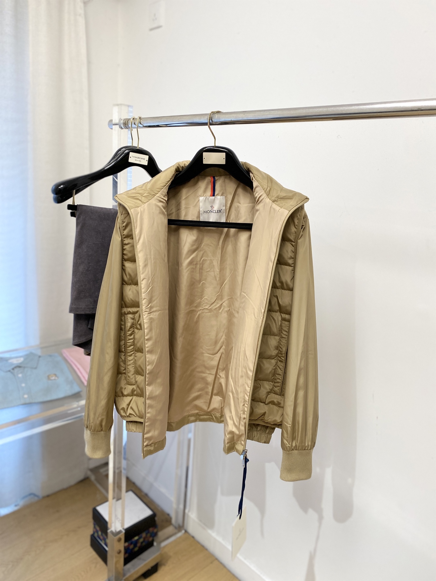 蒙口、2025最新款男士轻薄羽绒夹克、面料柔软舒适 ．上身版型超赞 ．拉链．辅料都是客供 、进口面料，轻