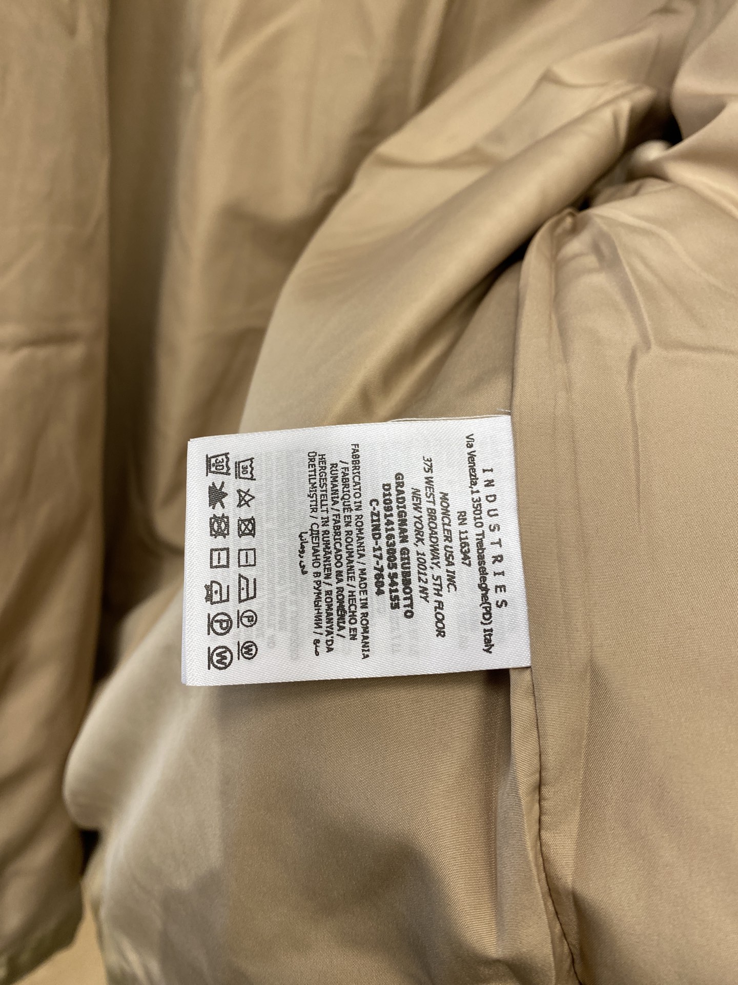 蒙口、2025最新款男士轻薄羽绒夹克、面料柔软舒适 ．上身版型超赞 ．拉链．辅料都是客供 、进口面料，轻