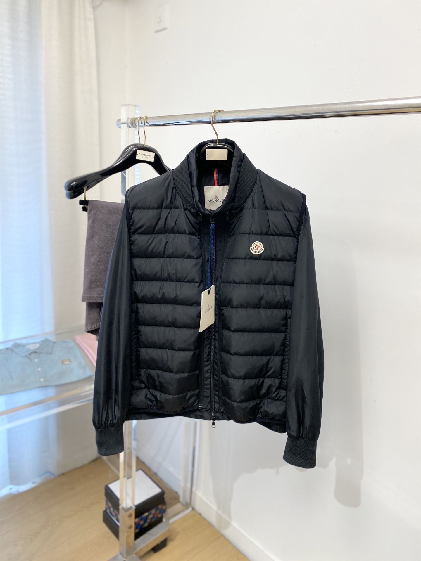 NO:648742,Covered mouth, the latest 2025 men's lightweight down jacket, the fabric is soft and comfortable.  The upper body shape is awesome.  zipper.  The accessories are all custom-supplied and imported fabrics, which are light and comfortable, warm and stylish, simple and elegant!  Lightweight and warm, the best choice to keep out the cold in autumn and winter. Size M-3XL, Moncler, jackets & coats, down jacket, alexander wang19860909蒙口、2025最新款男士轻薄羽绒夹克、面料柔软舒适 ．上身版型超赞 ．拉链．辅料都是客供 、进口面料,轻便舒适,保暖有型、简单大方款式！轻便保暖、秋冬御寒的最佳选择 码数M-3XL,,Moncler,jackets & coats,down jacket,alexander wang,Men's clothing