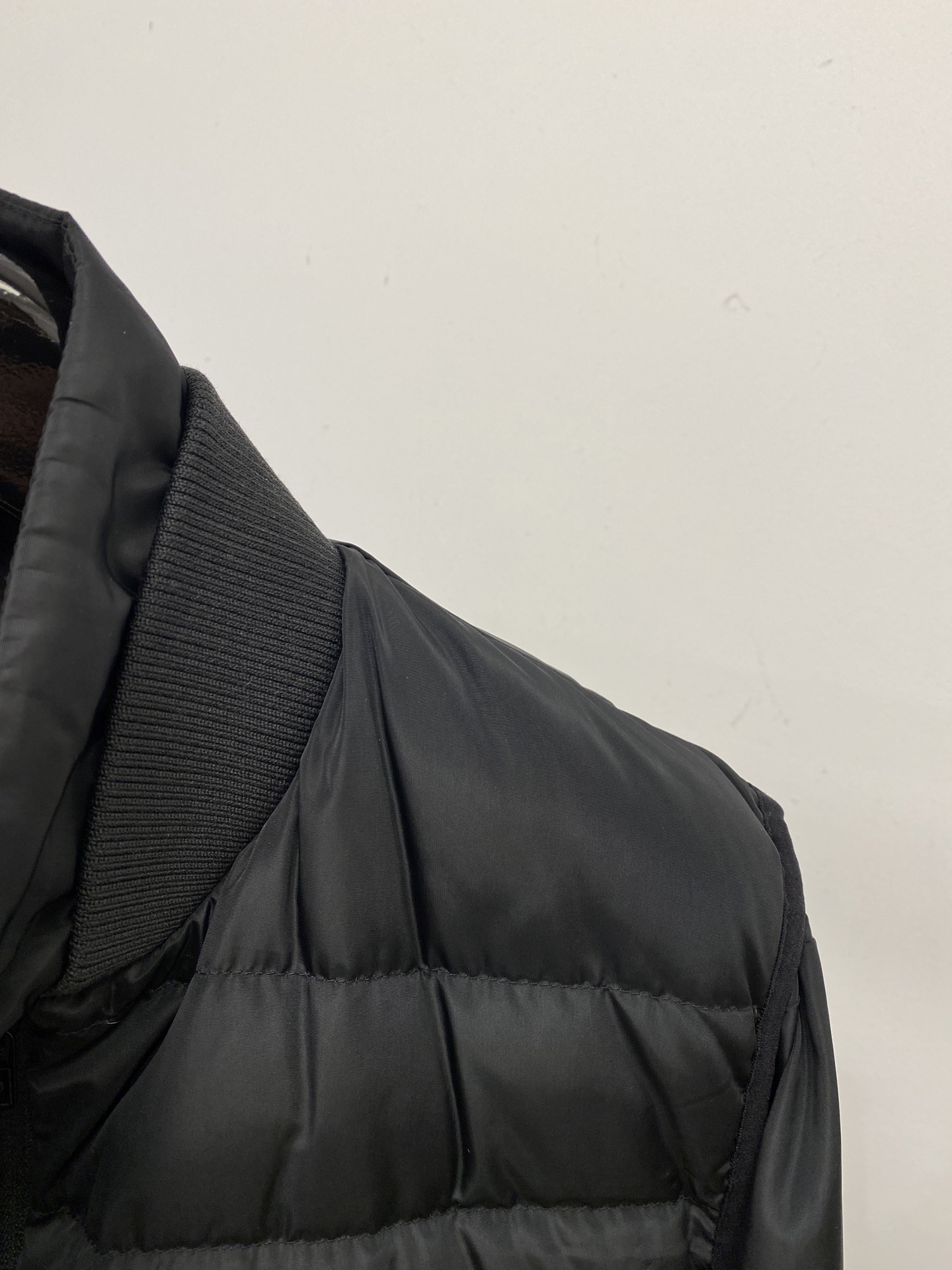 蒙口、2025最新款男士轻薄羽绒夹克、面料柔软舒适 ．上身版型超赞 ．拉链．辅料都是客供 、进口面料，轻