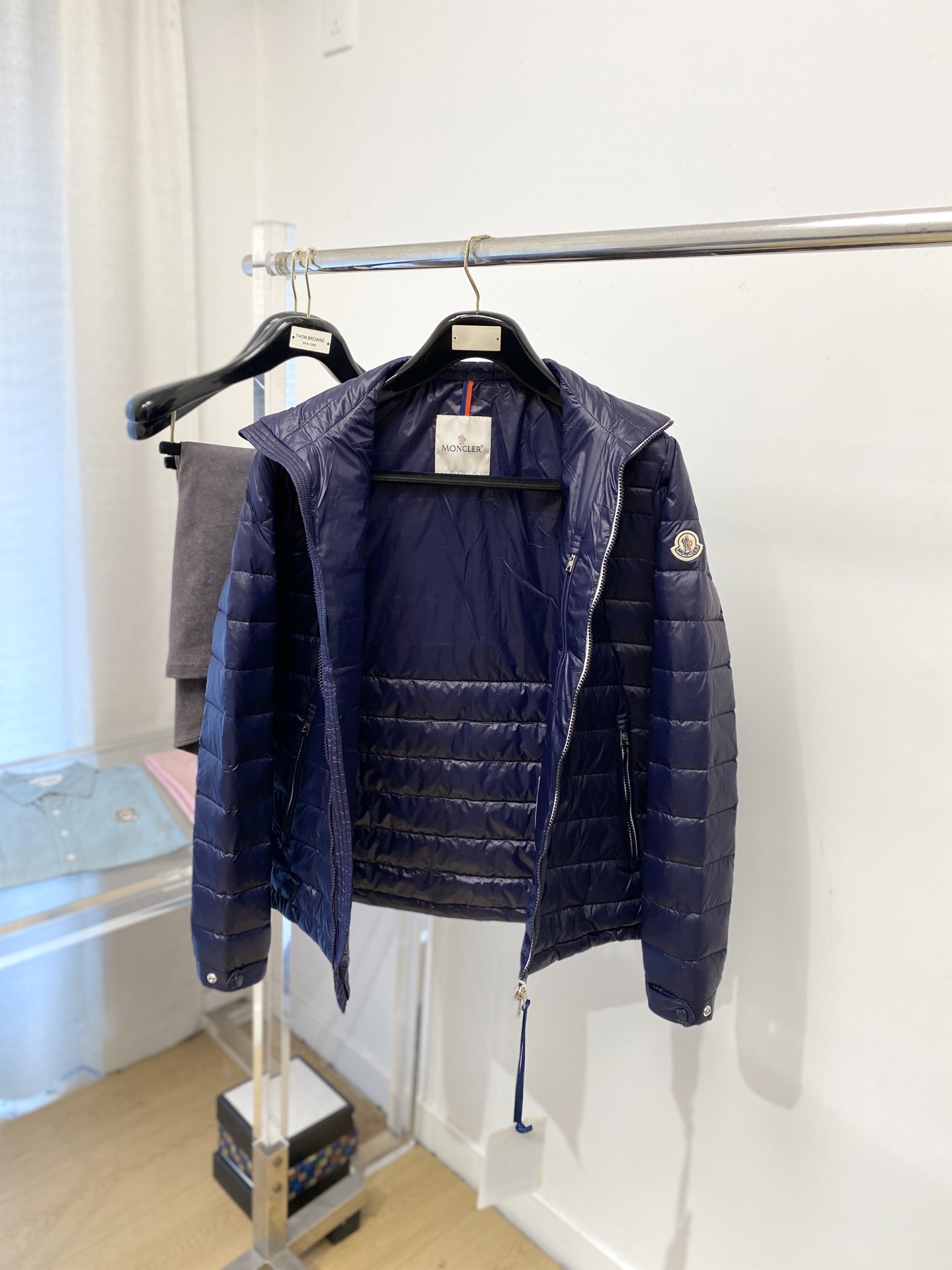 ￼蒙口、2025最新款男士轻薄羽绒服、面料柔软舒适 ．上身版型超赞 ．拉链．辅料都是客供 、进口面料，轻