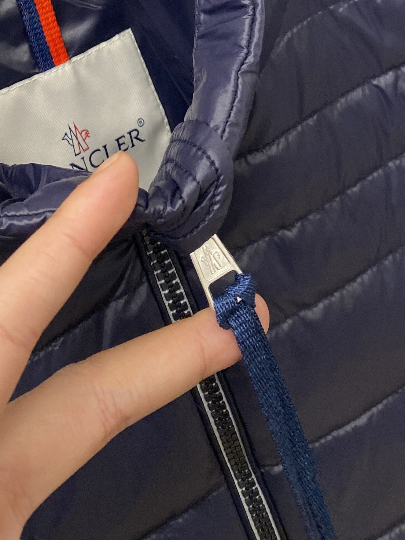 ￼蒙口、2025最新款男士轻薄羽绒服、面料柔软舒适 ．上身版型超赞 ．拉链．辅料都是客供 、进口面料，轻