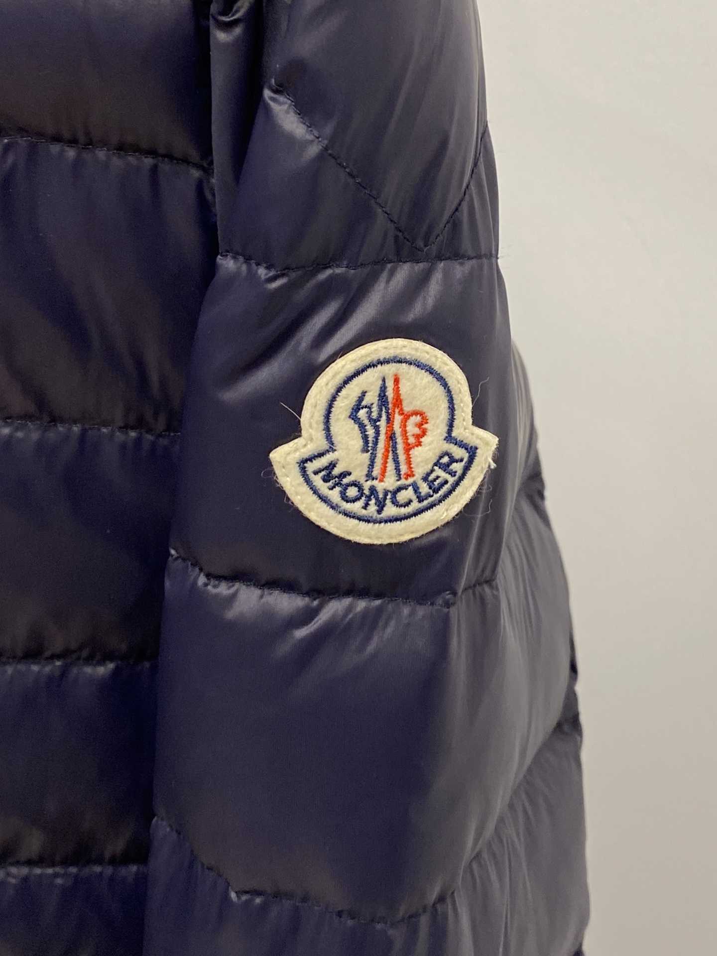 ￼蒙口、2025最新款男士轻薄羽绒服、面料柔软舒适 ．上身版型超赞 ．拉链．辅料都是客供 、进口面料，轻