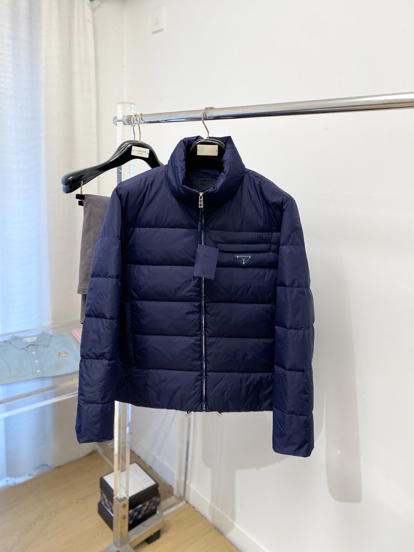 NO:622402,Prada, the latest 2025 men's lightweight down jacket, the fabric is soft and comfortable.  The upper body shape is awesome.  zipper.  The accessories are all custom-supplied and imported fabrics, which are light and comfortable, warm and stylish, simple and elegant!  Lightweight and warm, the best choice to keep out the cold in autumn and winter. Size M-3XL, prada, down jacket, alexander wang19860909普拉达、2025最新款男士轻薄羽绒服、面料柔软舒适 ．上身版型超赞 ．拉链．辅料都是客供 、进口面料,轻便舒适,保暖有型、简单大方款式！轻便保暖、秋冬御寒的最佳选择 码数M-3XL,,prada,down jacket,alexander wang,Men's clothing