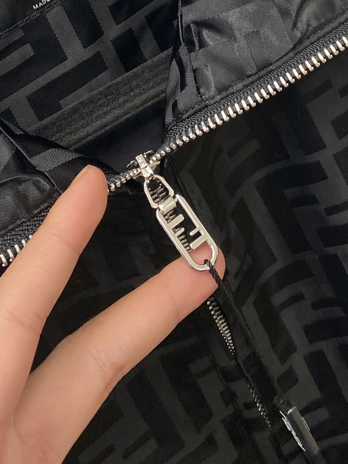 芬迪、2025新品夹克外套，时尚帅气，简约百搭款，顶级数码定位定织字母logo，定制原版面料，不仅挺括，