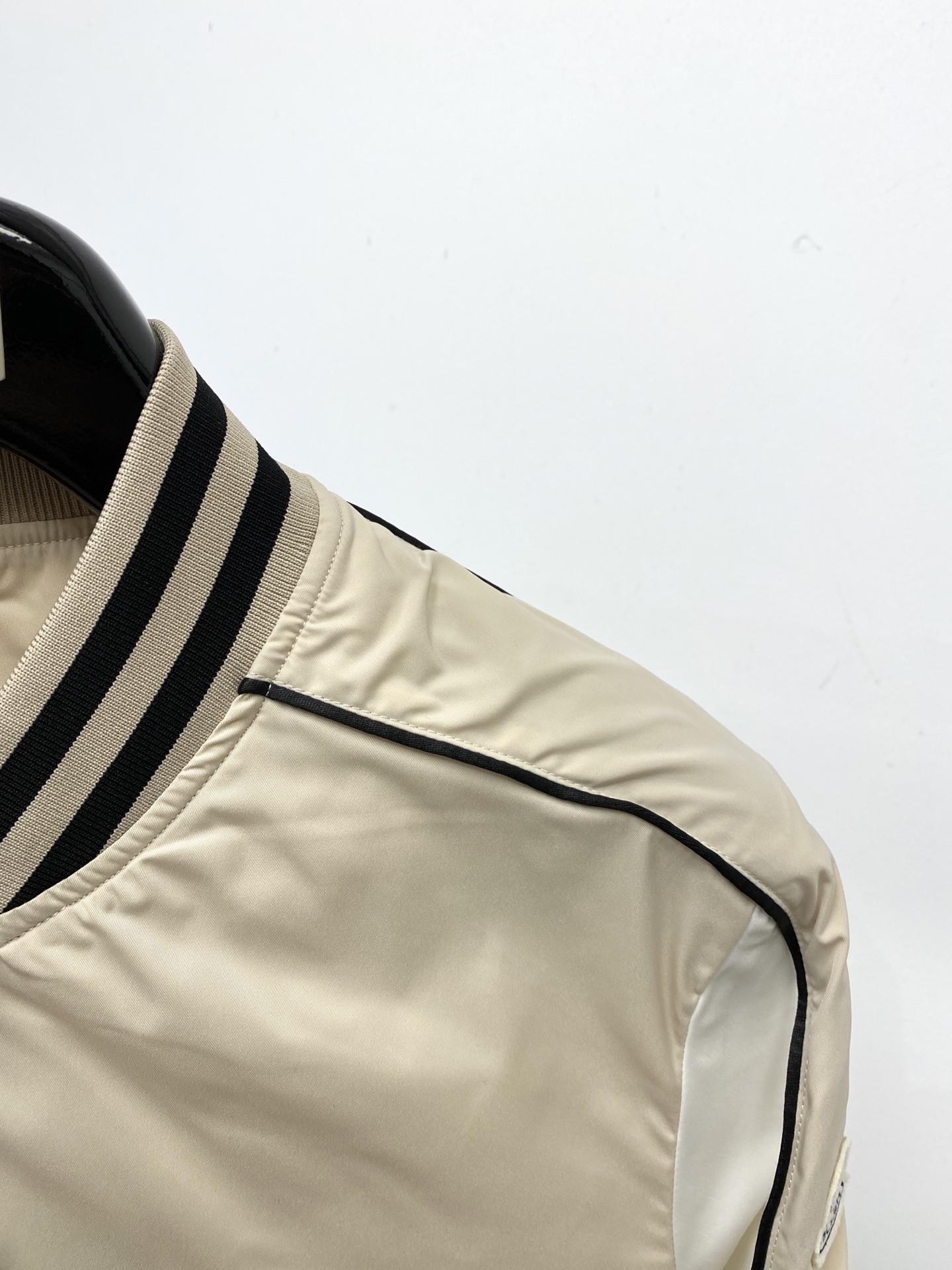 蒙口、2025新品夹克外套，时尚帅气，简约百搭款，袖口刺绣装饰图案logo，定制原版面料，不仅挺括，保持