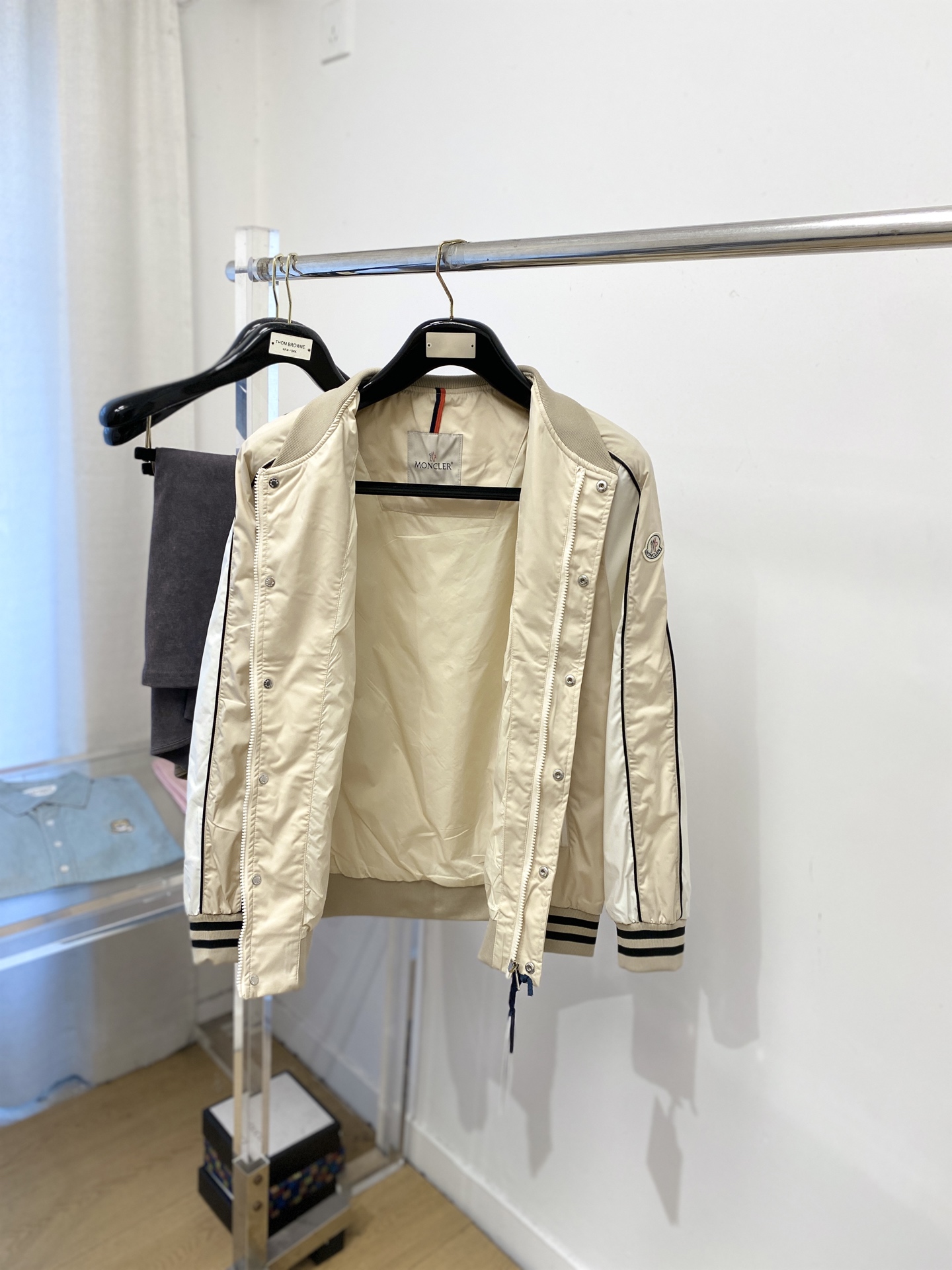 蒙口、2025新品夹克外套，时尚帅气，简约百搭款，袖口刺绣装饰图案logo，定制原版面料，不仅挺括，保持