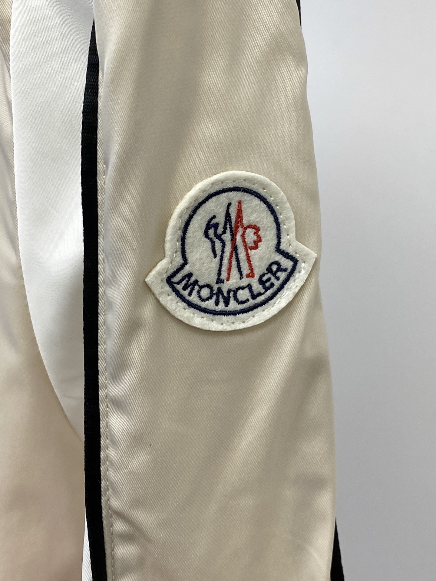 蒙口、2025新品夹克外套，时尚帅气，简约百搭款，袖口刺绣装饰图案logo，定制原版面料，不仅挺括，保持